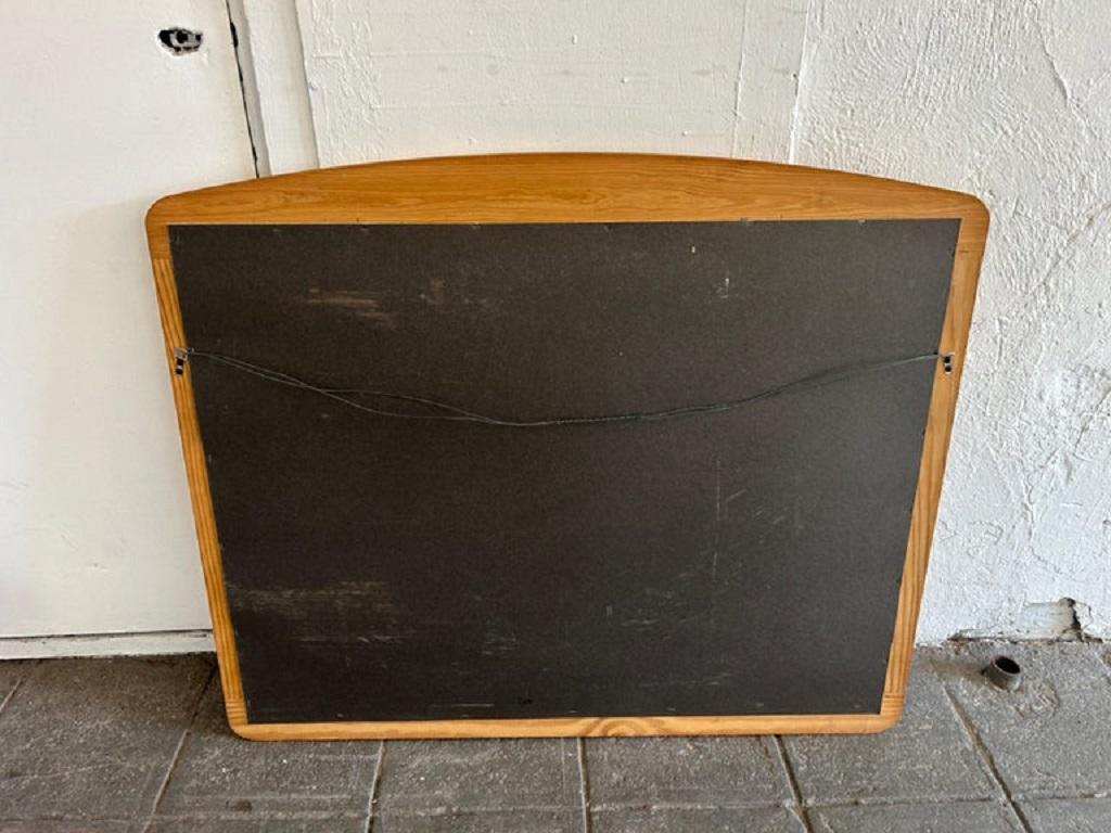 Falegnameria Specchio da parete in pino scandinavo di metà secolo con piano curvo in vendita