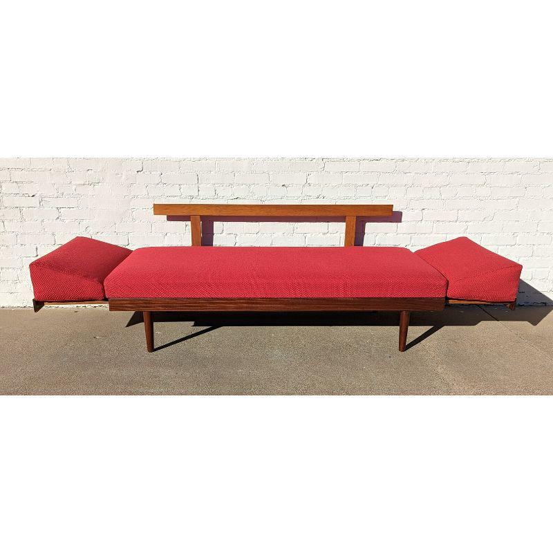 Danois Canapé-lit scandinave rouge du milieu du siècle dernier en vente