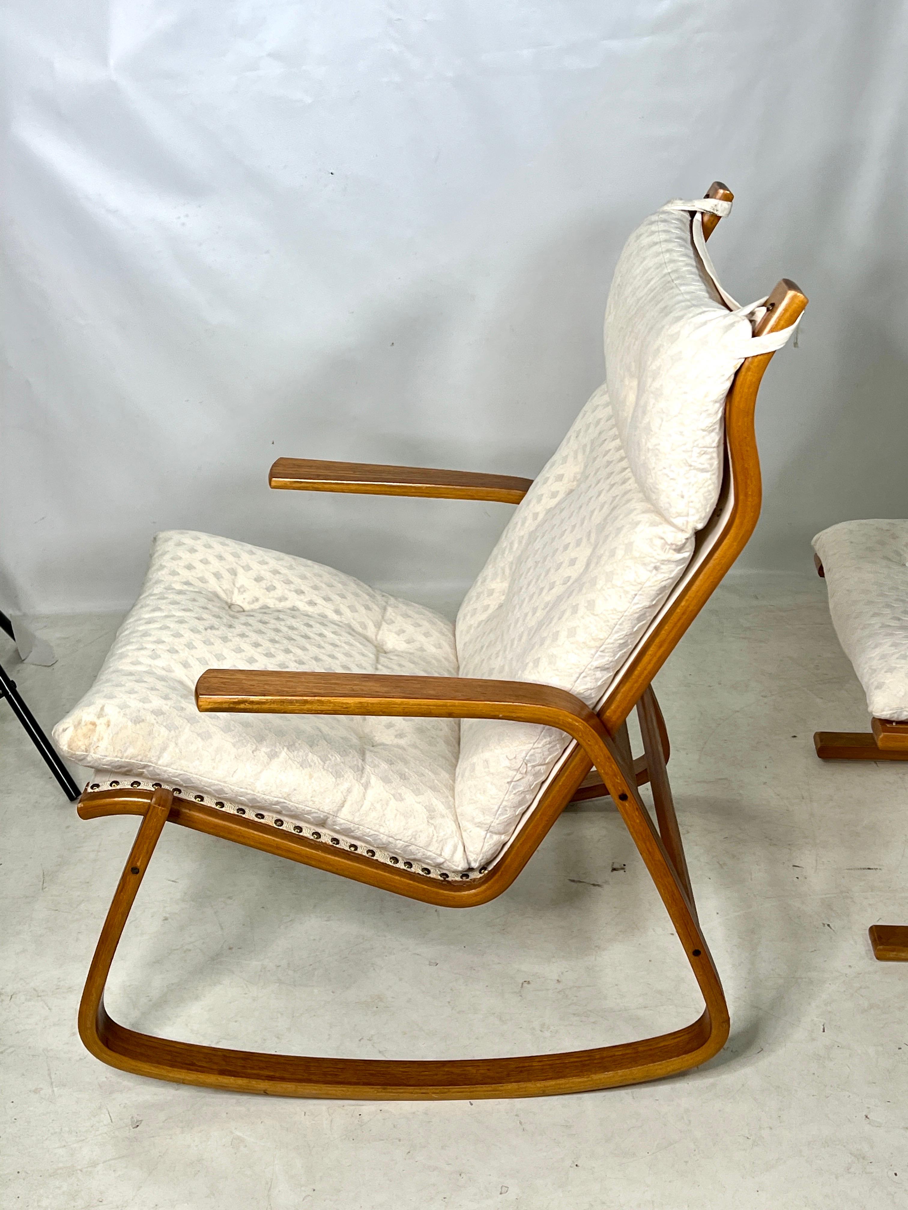 Nous vous présentons une exquise chaise à bascule vintage en bois courbé avec ottoman, d'une beauté intemporelle. Cette chaise ne se contente pas d'afficher un design séduisant, elle offre également un confort exceptionnel et une silhouette