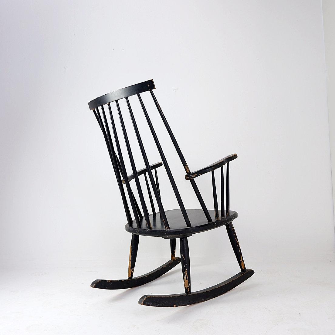 Sedia a dondolo scandinava di metà secolo - Anni '60
Vintage - Scandinavo - Metà secolo
Misure: 59cmx72cm H:98cm HS:37cm 
Materiale: Wood 
Usura coerente con l'età e l'uso: non sono stati effettuati restauri o modifiche.
See One 
