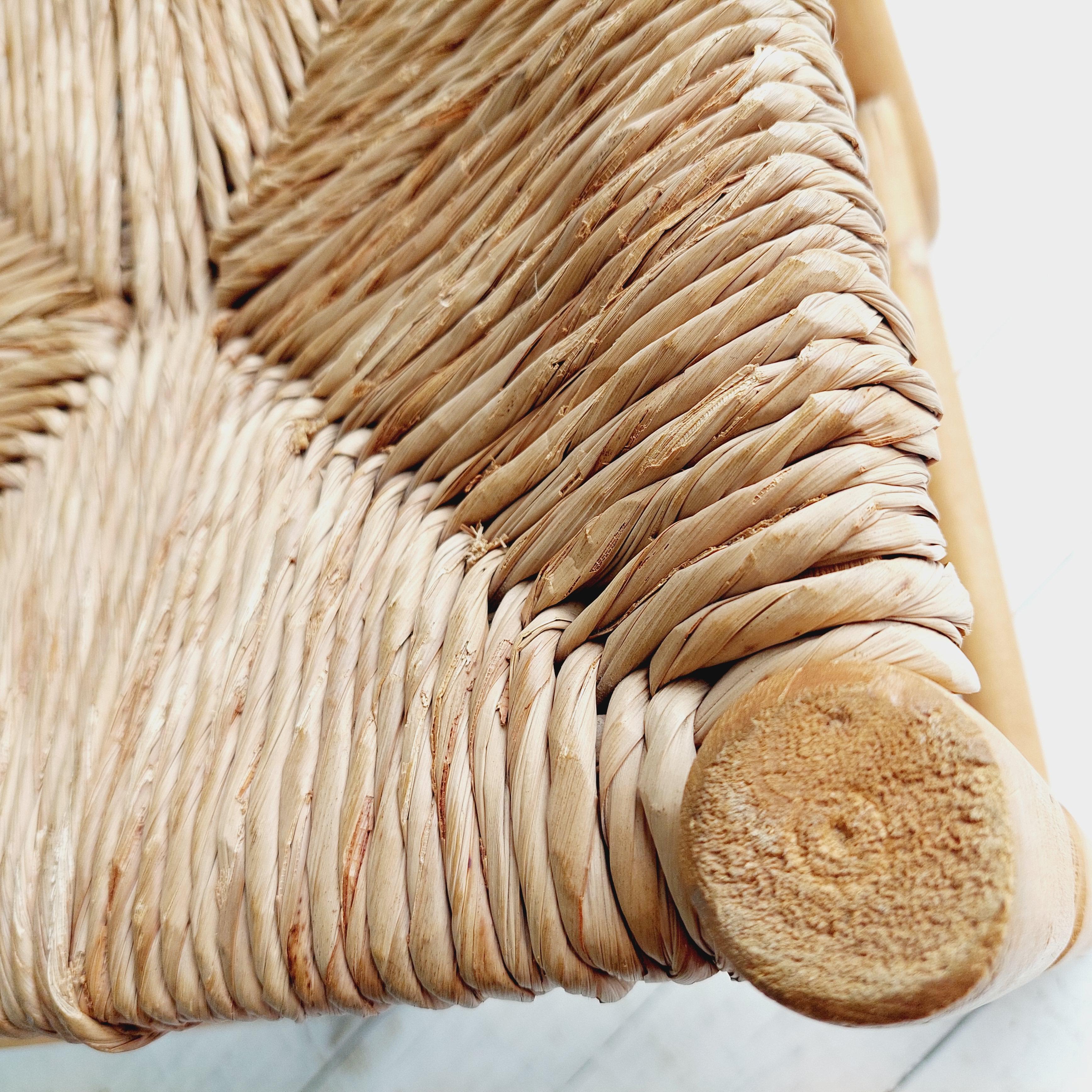 Tabouret scandinave rustique en bois et paille de style Charlotte Perriand du milieu du siècle 50 1
