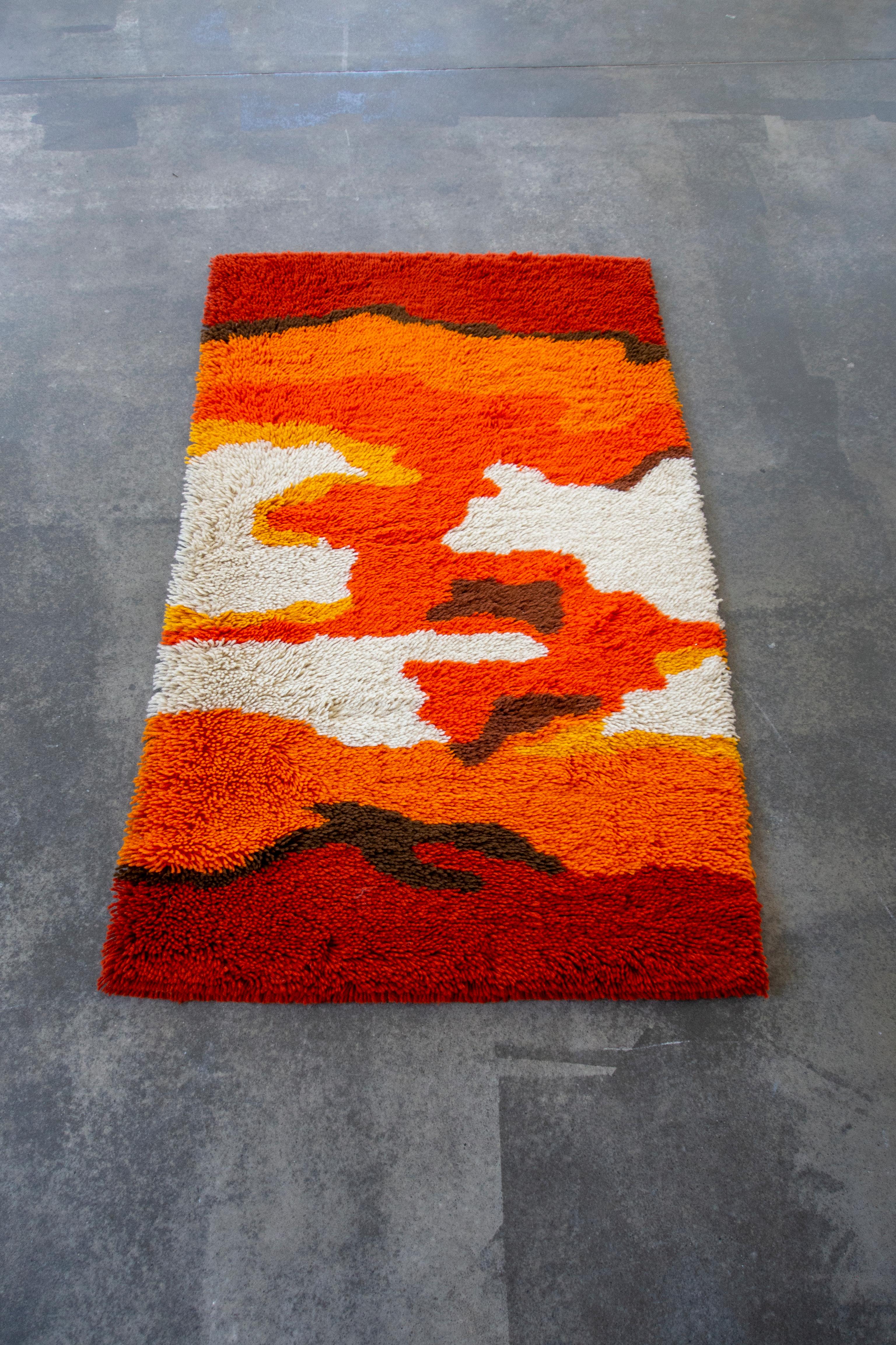 Skandinavischer Rya-Teppich der Jahrhundertmitte in Orange, Gelb, Rot und Weiß, Schweden 1970er Jahre (Moderne der Mitte des Jahrhunderts) im Angebot