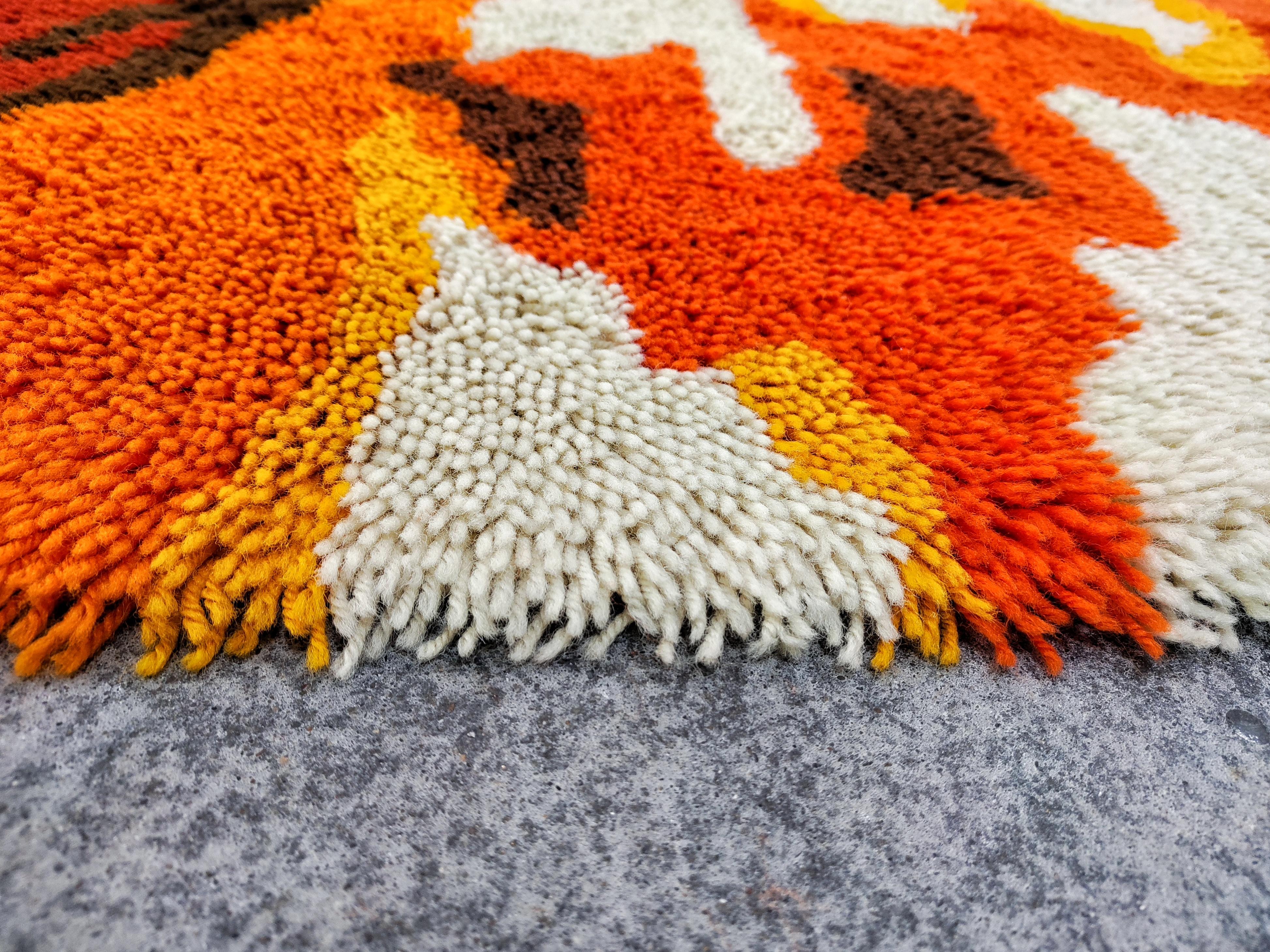 Mid Century Scandinavian Rya Rug in Orange, Yellow, Red and White, Sweden 1970s In Good Condition For Sale In Beograd, RS
