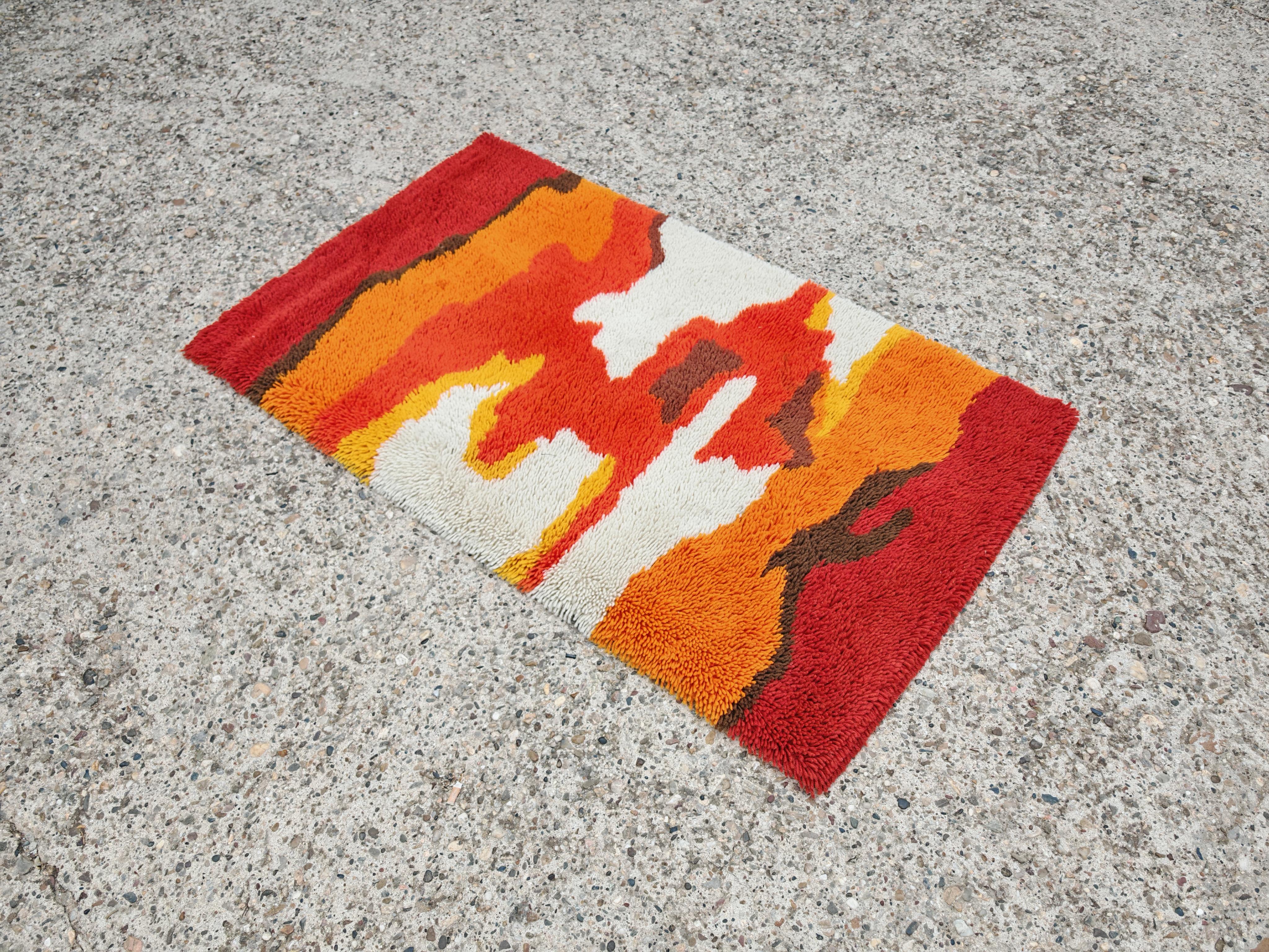 Fine XX secolo Tappeto Rya scandinavo di metà secolo in arancione, giallo, rosso e bianco, Svezia anni '70 in vendita