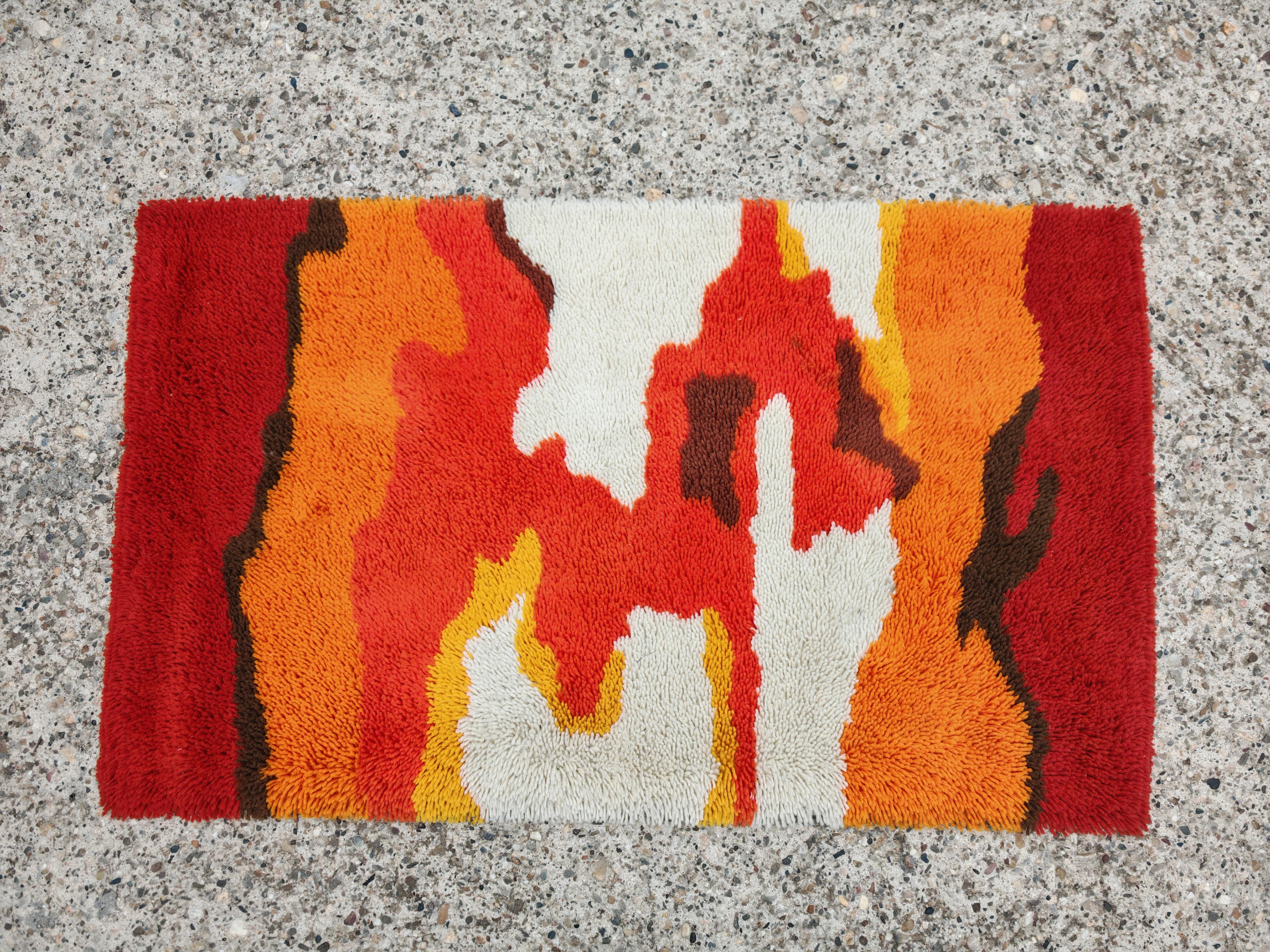 Sintetico Tappeto Rya scandinavo di metà secolo in arancione, giallo, rosso e bianco, Svezia anni '70 in vendita