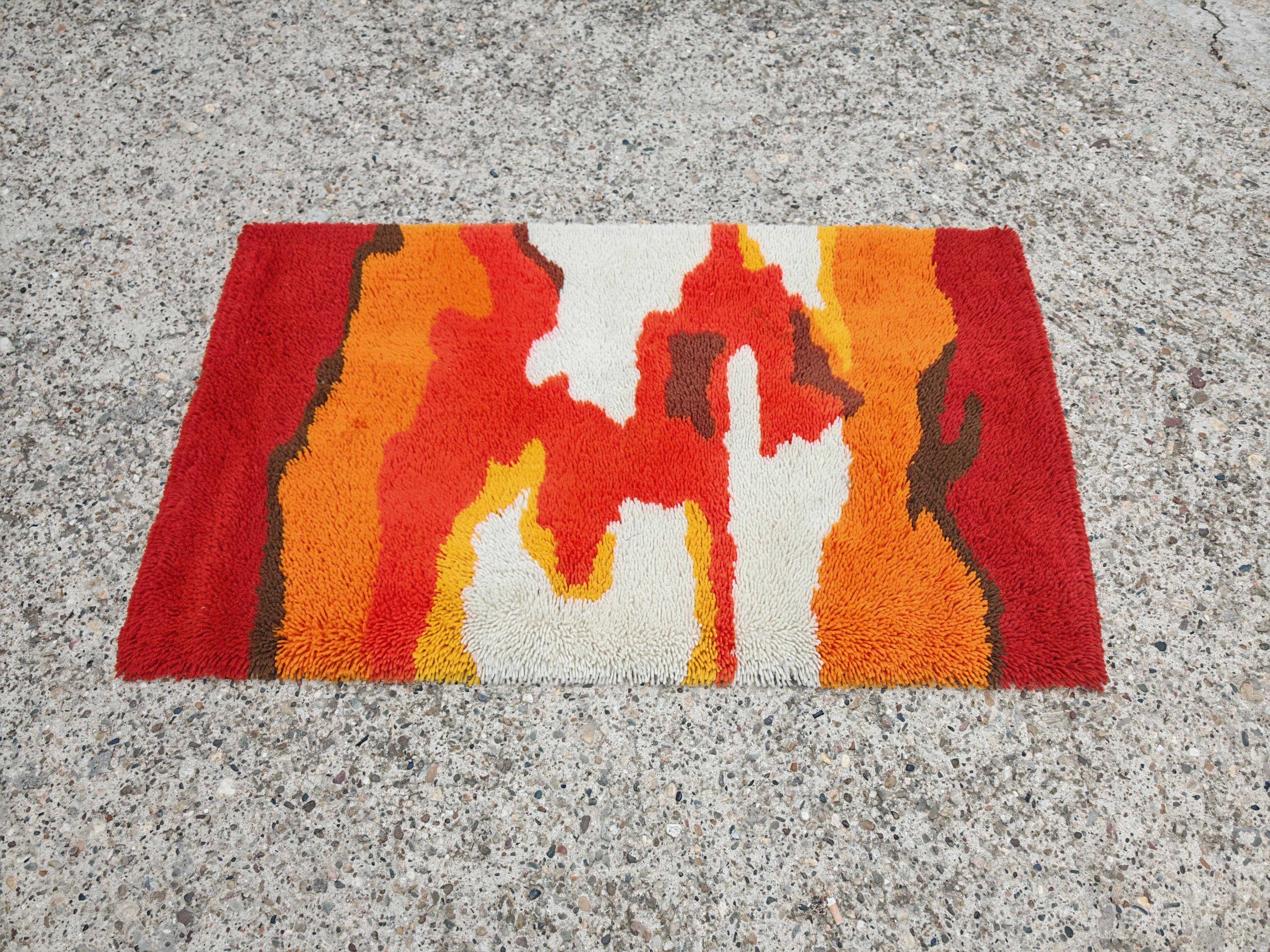 Tappeto Rya scandinavo di metà secolo in arancione, giallo, rosso e bianco, Svezia anni '70 in vendita 1
