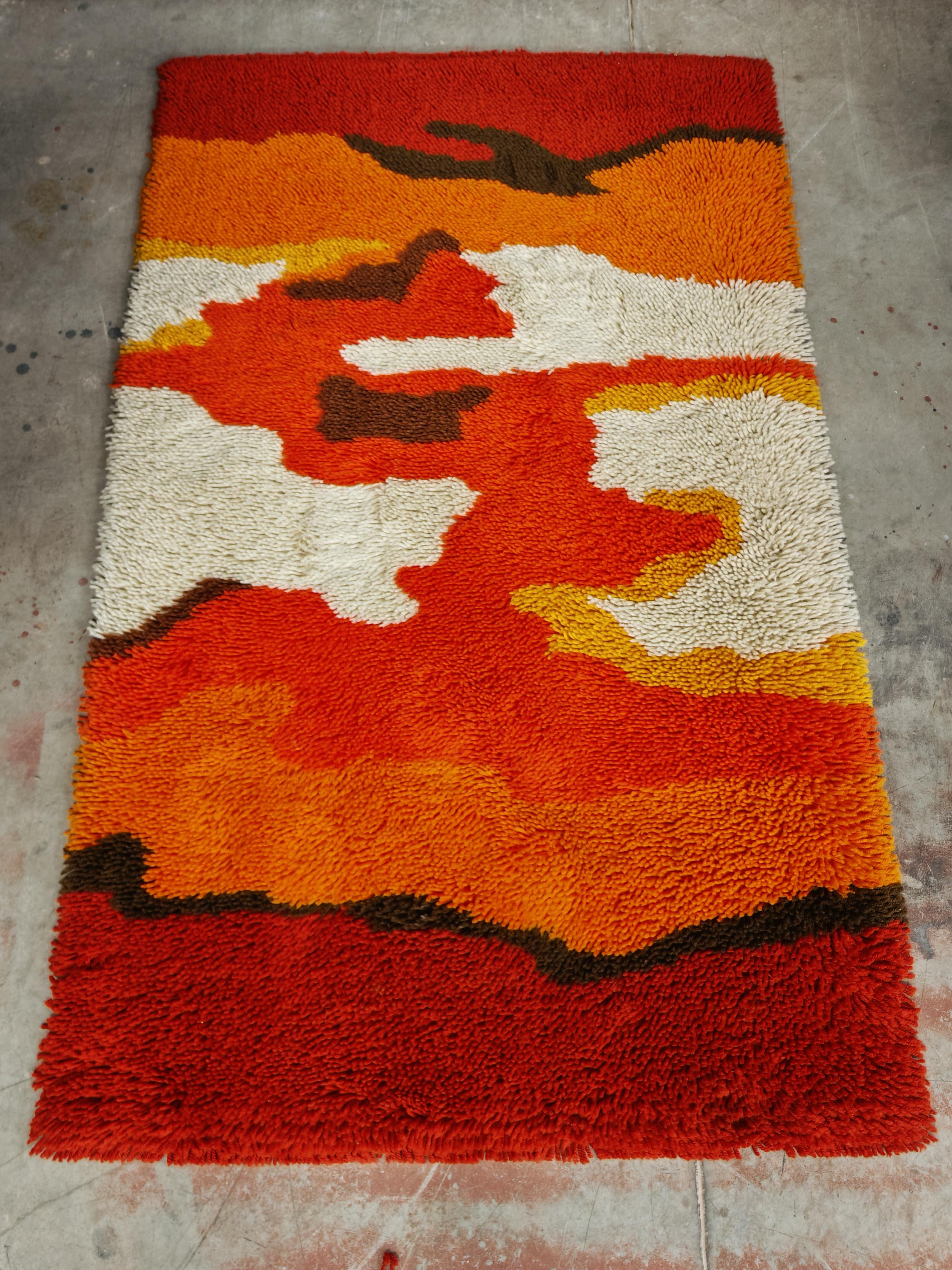 Tappeto Rya scandinavo di metà secolo in arancione, giallo, rosso e bianco, Svezia anni '70 in vendita 2