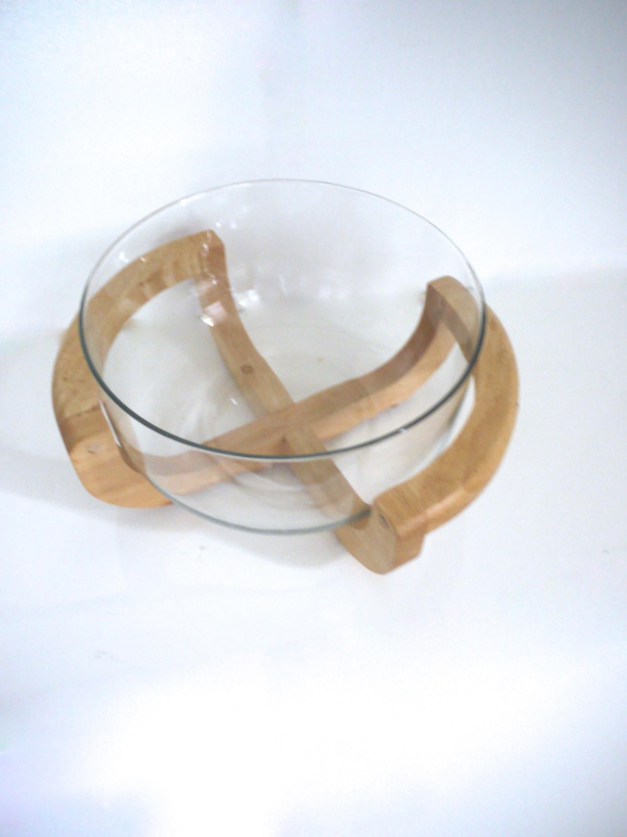 Mid-Century Modern Scandinavian salad bowl with Danish Stelton servers (original box)
This bowl epitomizes Scandinavian functional creation with natural, traditional materials.

Measures: Height 16 cms
Diameter 26 cms

Stelton Servers