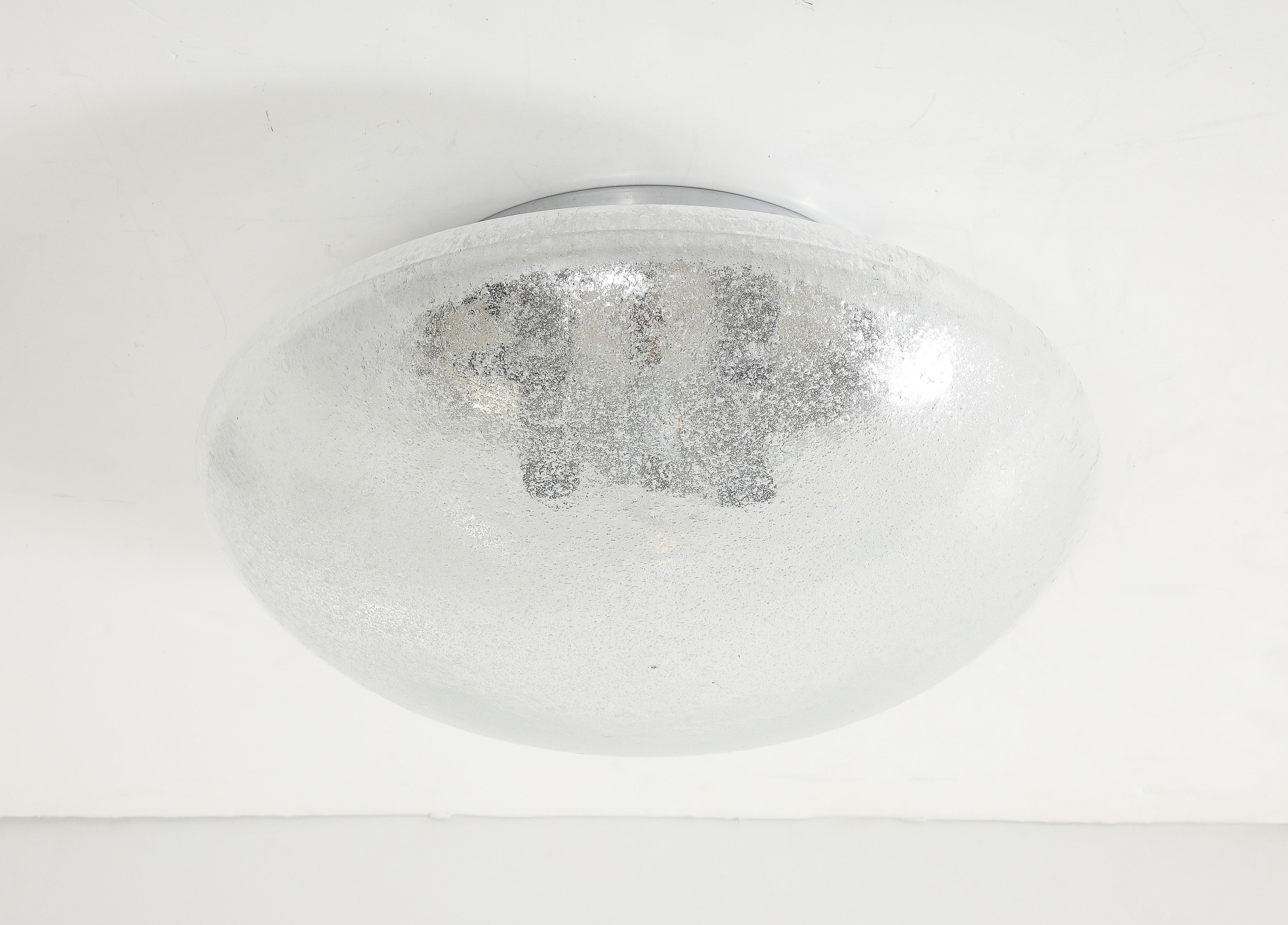 Empotrable con cúpula de vidrio soplado escandinavo moderno. El aparato tiene 5 fuentes de luz. Recableado profesional para uso en EE.UU.