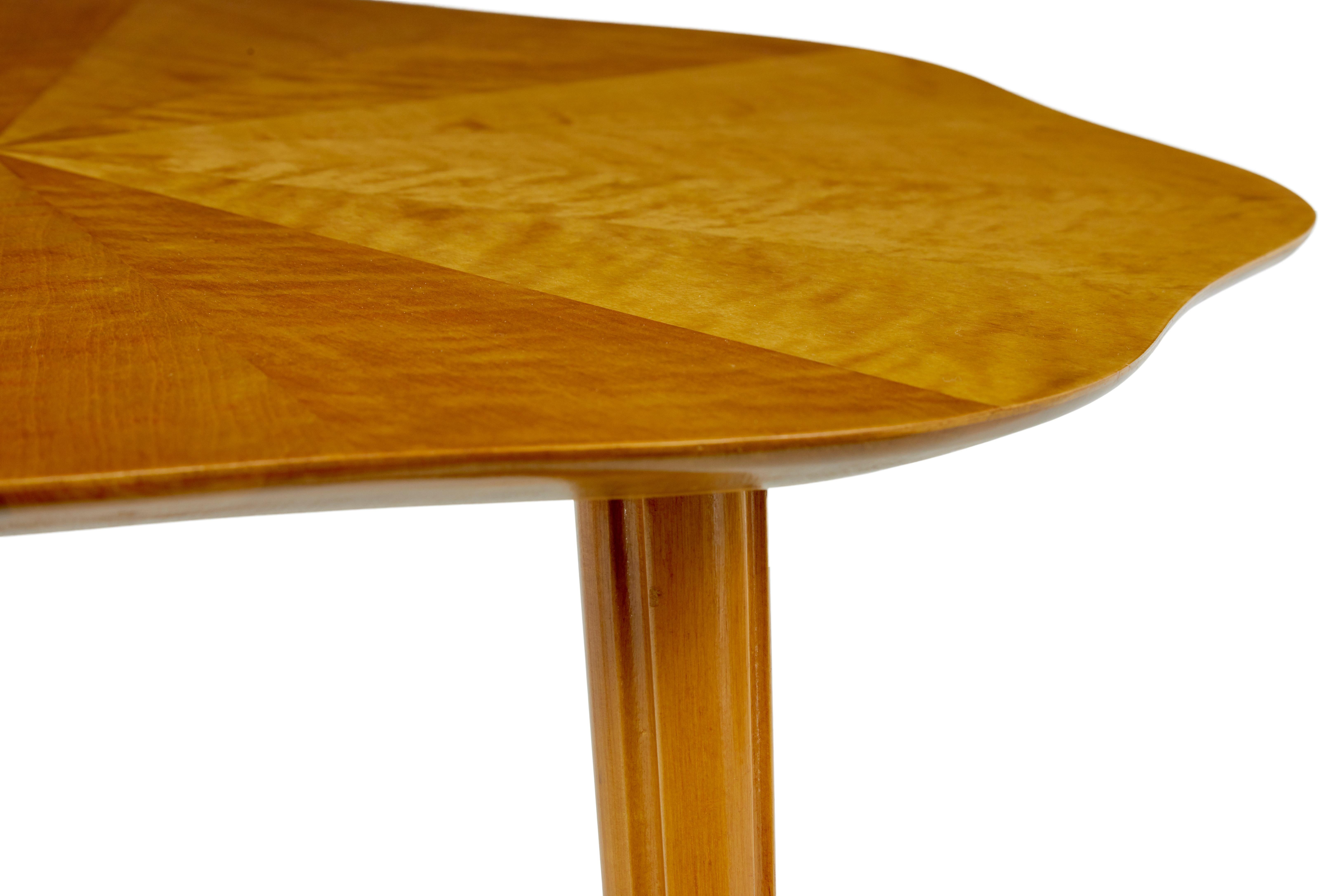 Skandinavischer Couchtisch aus segmentierter Birke aus der Mitte des Jahrhunderts, um 1950.

Hochwertiger, vom Art déco inspirierter Couchtisch aus Schweden.  Mit einer achteckigen, gewellten Kante und segmentierten Furnieren, die in der Mitte