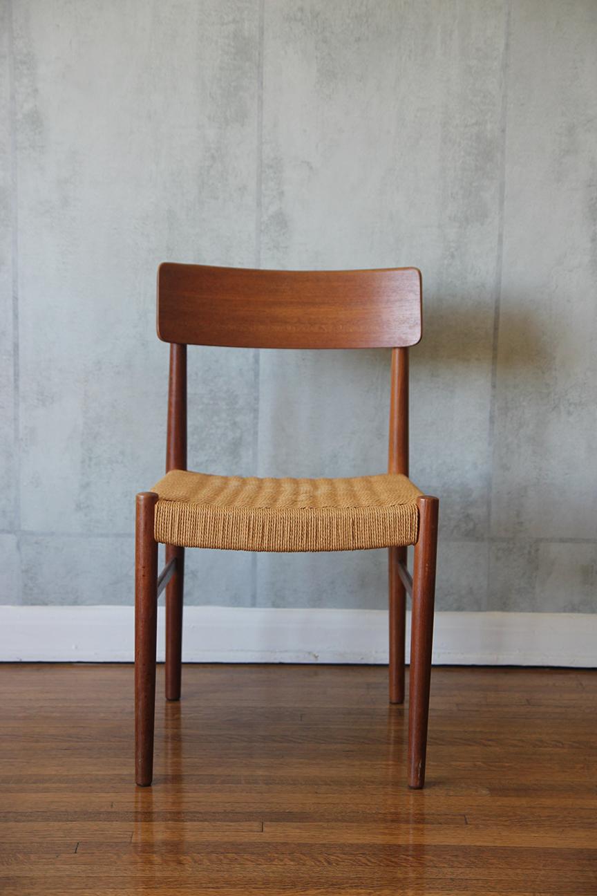 Set di 4 sedie danesi in teak con sedute intrecciate in corda di cartone cerato. Le sedute sono meticolosamente allacciate a mano con oltre 120 metri di corde di carta naturale colorata e cerata, per mostrare un'eccezionale maestria artigianale. Le
