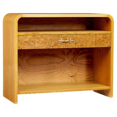 Table de chevet en bouleau de forme scandinave du milieu du siècle dernier