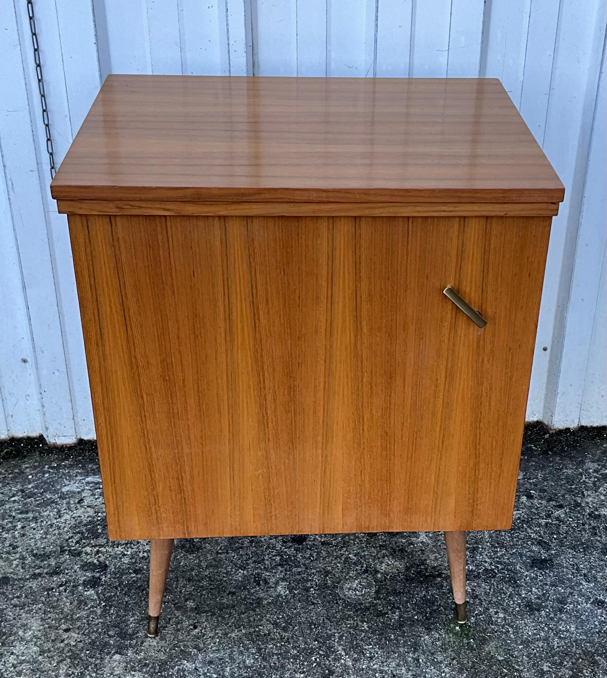 Elegante e funzionale, questo mobile laterale scandinavo degli anni '70 riflette perfettamente l'estetica nordica con le sue linee pulite e il suo design senza tempo. Realizzato in un rinomato laboratorio, si distingue per la qualità dei materiali e