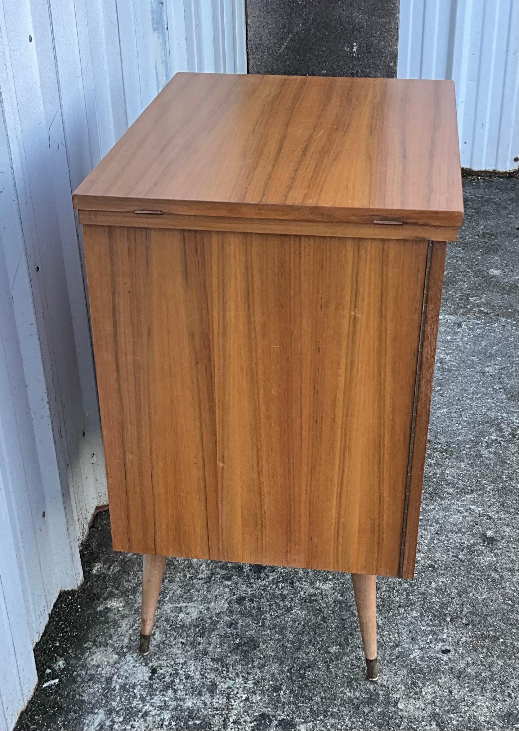 Francese Mobile laterale scandinavo di metà secolo, anni '70 in vendita
