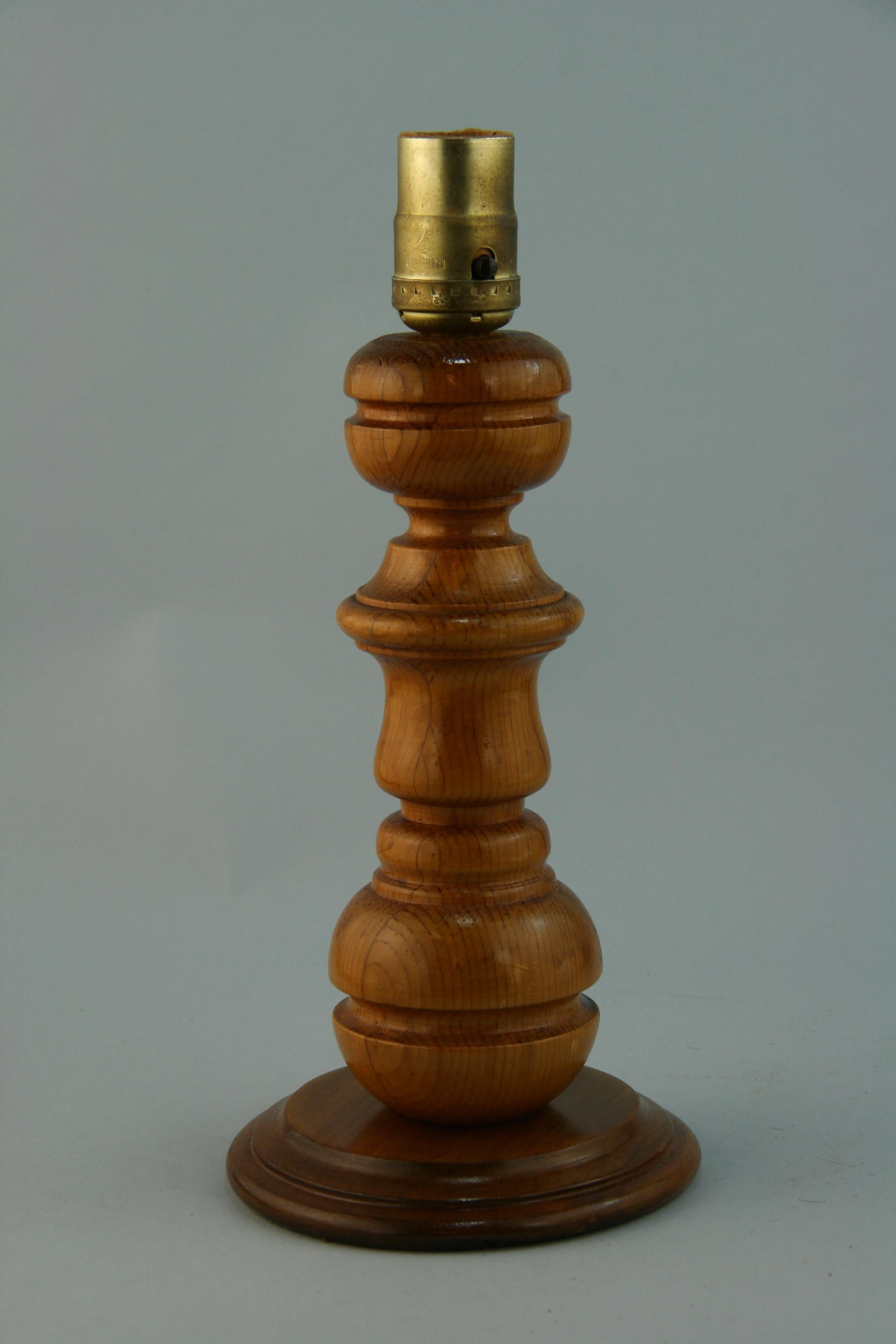 Lampada da tavolo scandinava di metà secolo in betulla tornita a mano
Ha bisogno di essere ricablato.