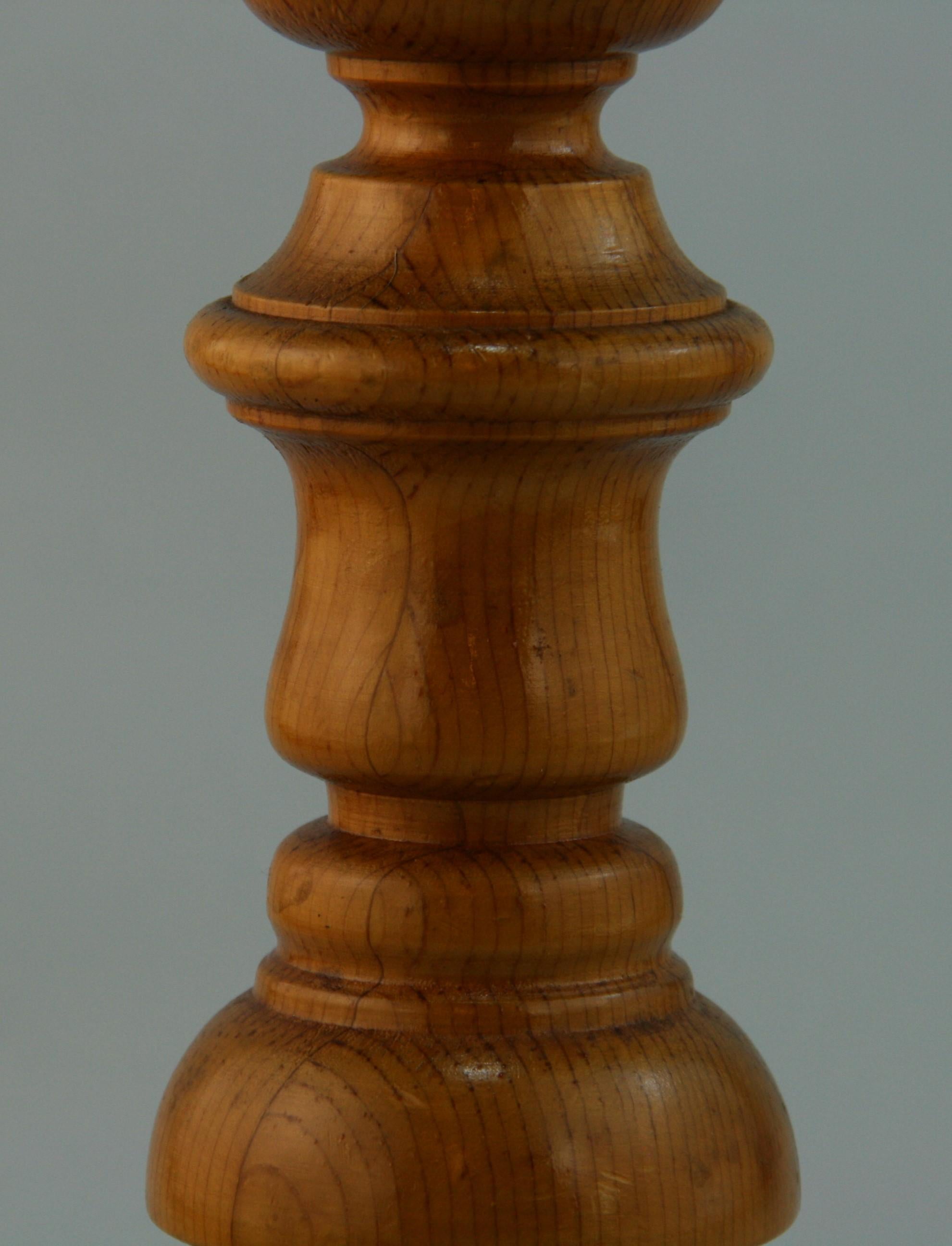 Fatto a mano Lampada scandinava di metà secolo in legno tornito a mano di piccole dimensioni in vendita