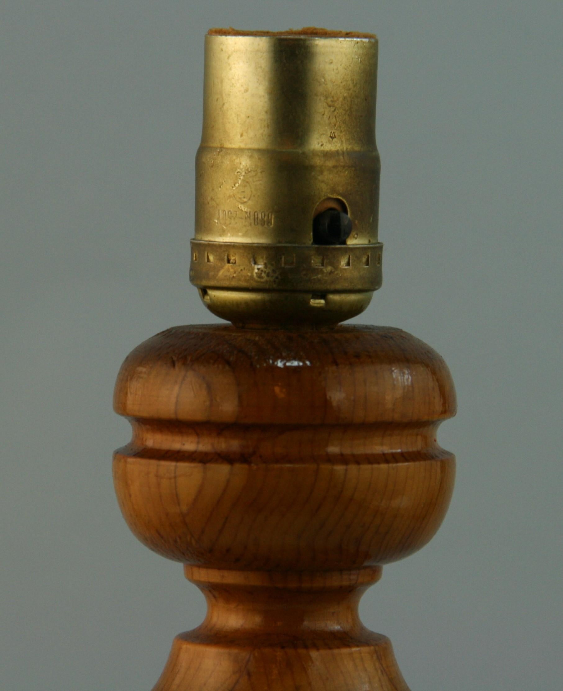 Petite lampe scandinave du milieu du siècle en bois tourné à la main Bon état - En vente à Douglas Manor, NY