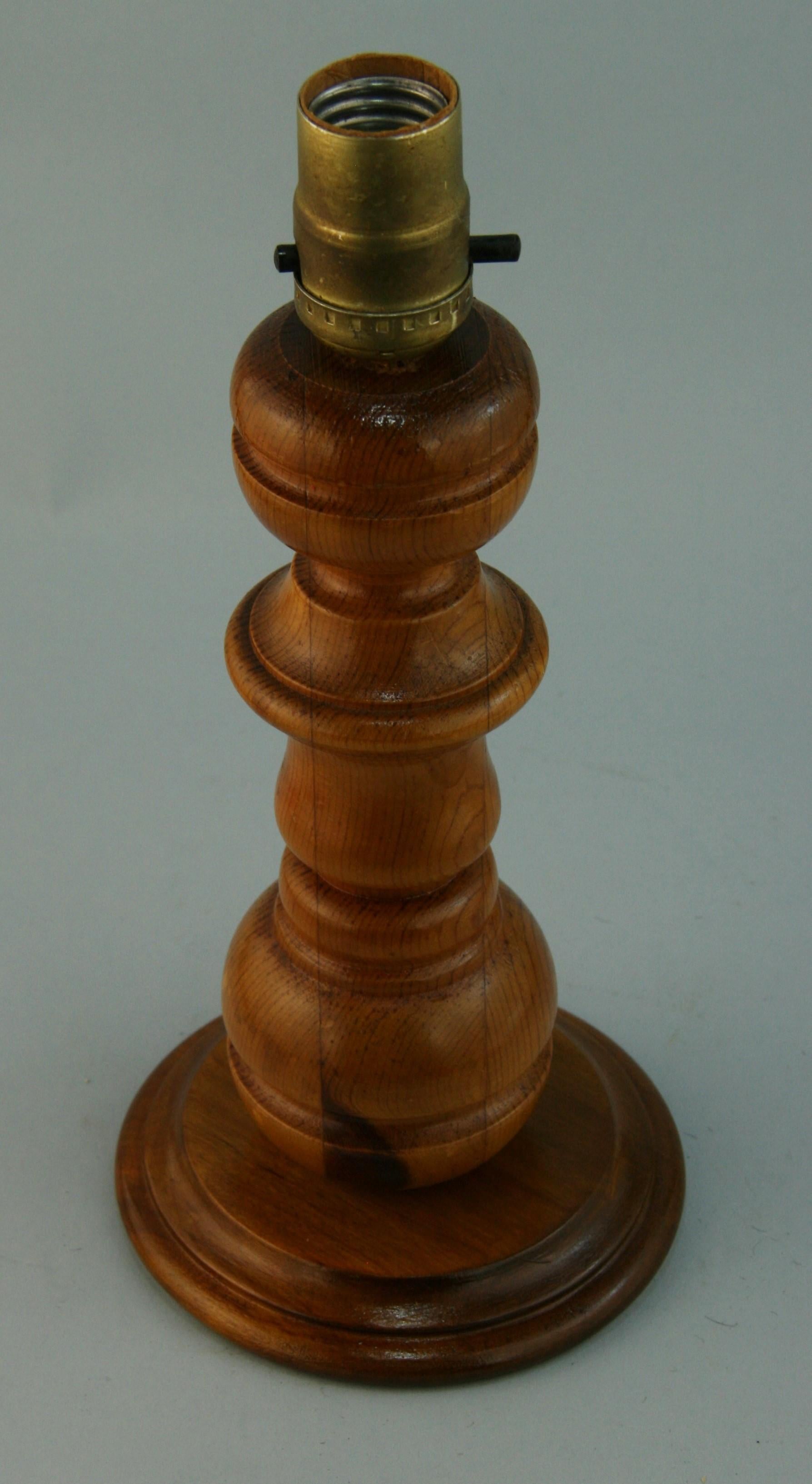 Bouleau Petite lampe scandinave du milieu du siècle en bois tourné à la main en vente