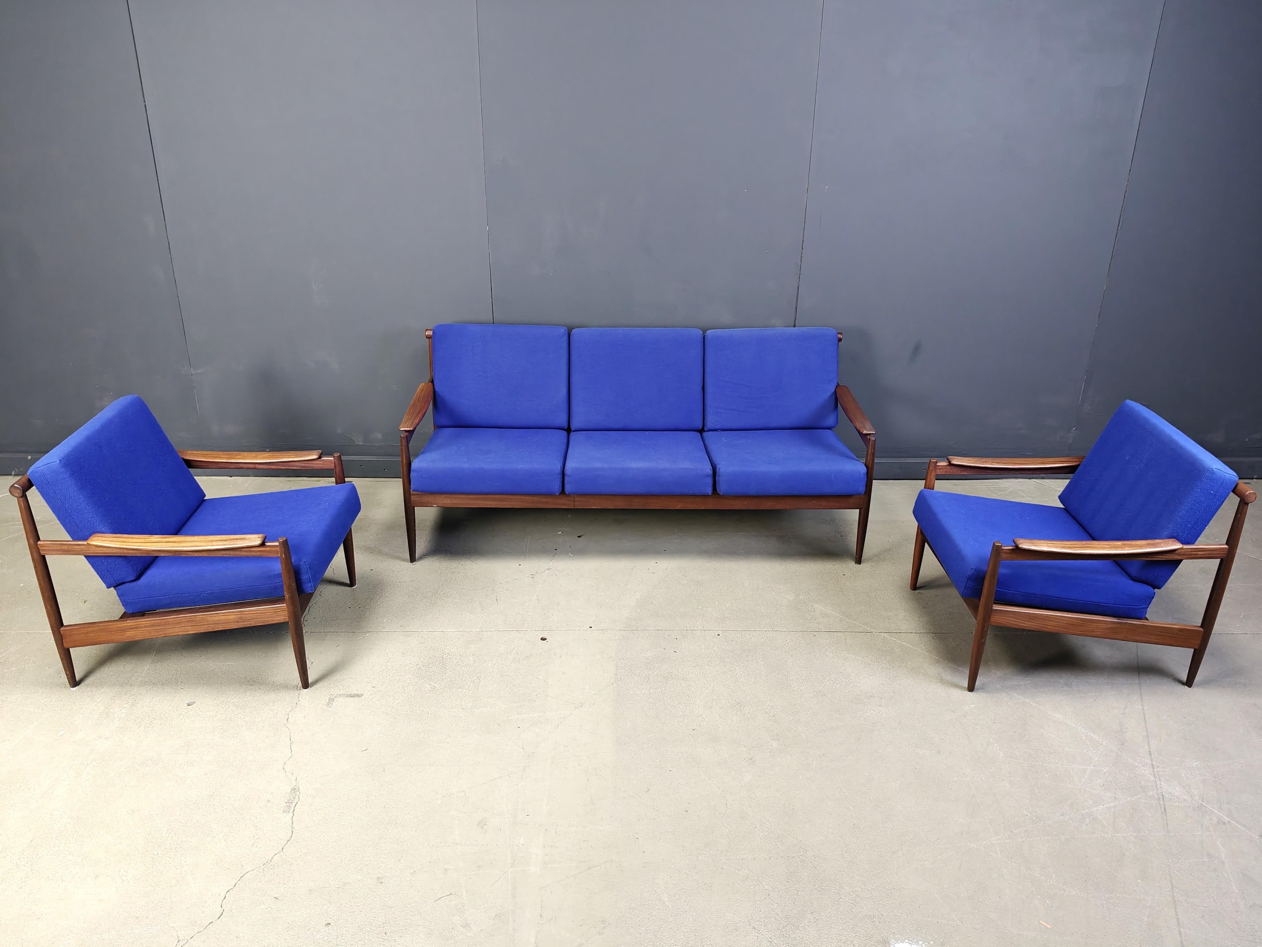 Mid century sofa set consitsing of a three seater sofa and two armchairs.

Elegant danish design frames made from teak with their original blue fabric cushions.

Very attractive and original sofa set.

Good condition

1960s -