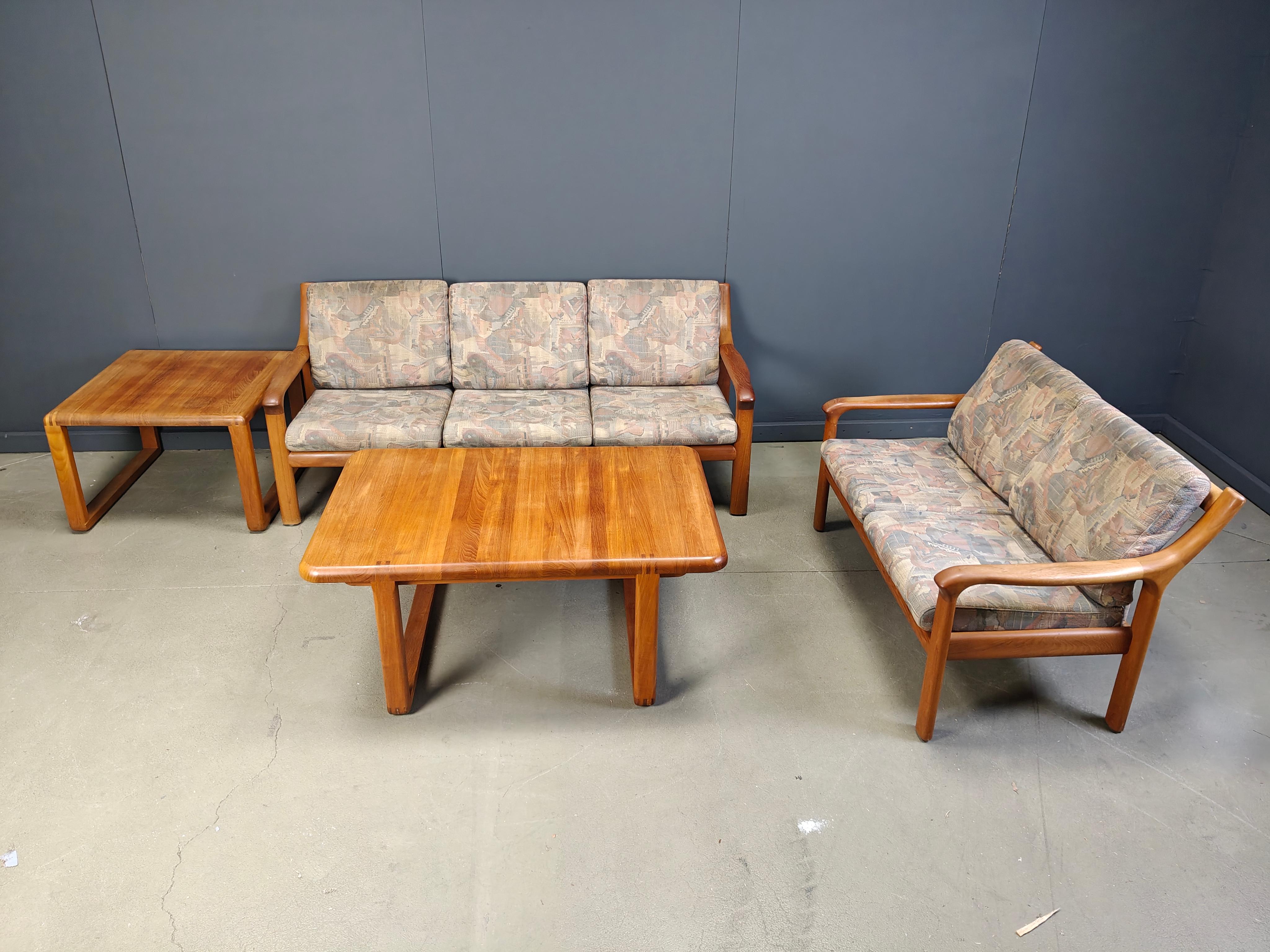 Ensemble de canapé scandinave du milieu du siècle avec table d'appoint et table basse.

magnifique ensemble de canapés au design danois, très bien réalisé en teck de haute qualité.

Les coussins ont leur revêtement d'origine et peuvent être