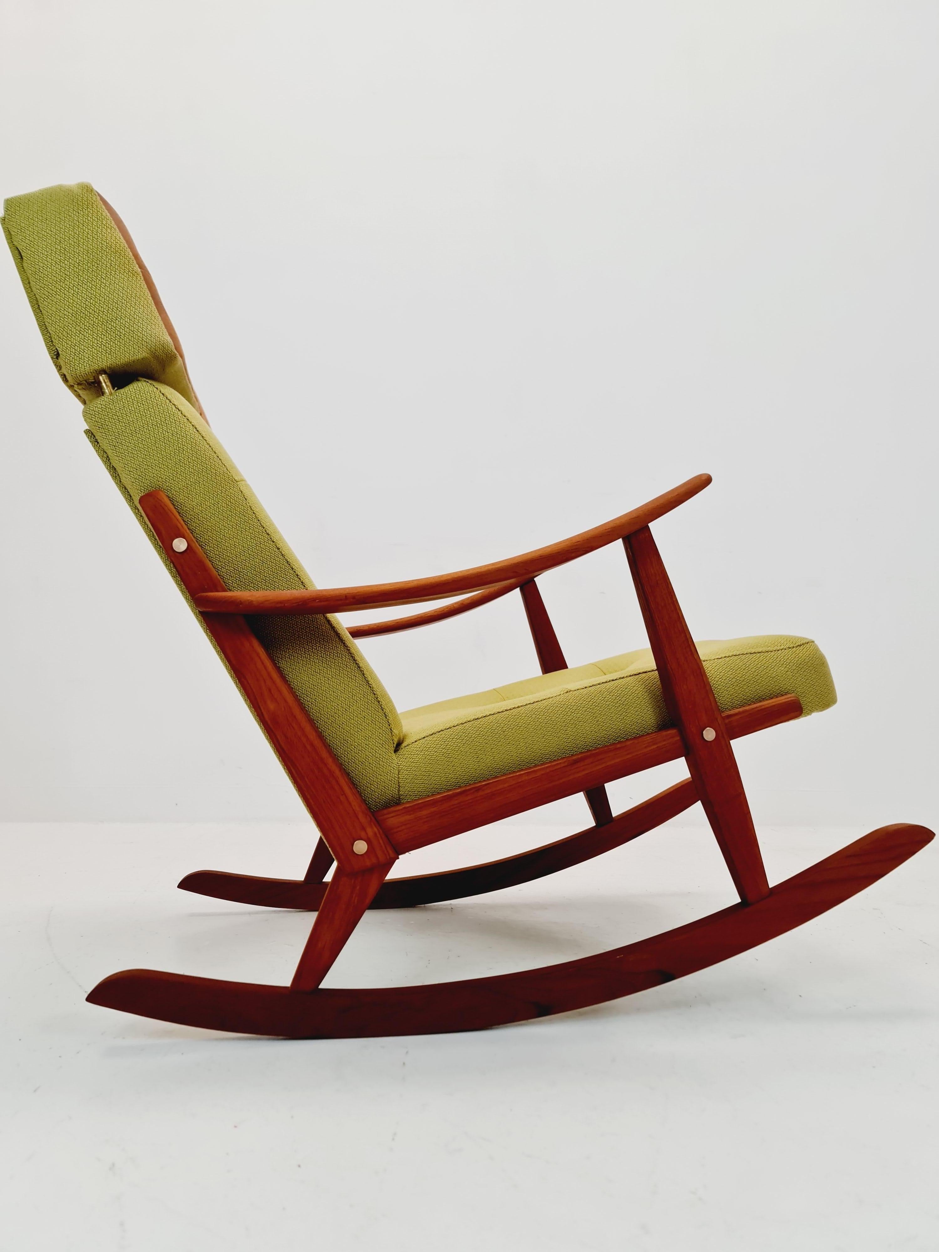 Sedia a dondolo scandinava di metà secolo in teak massiccio, anni '60 in vendita 3
