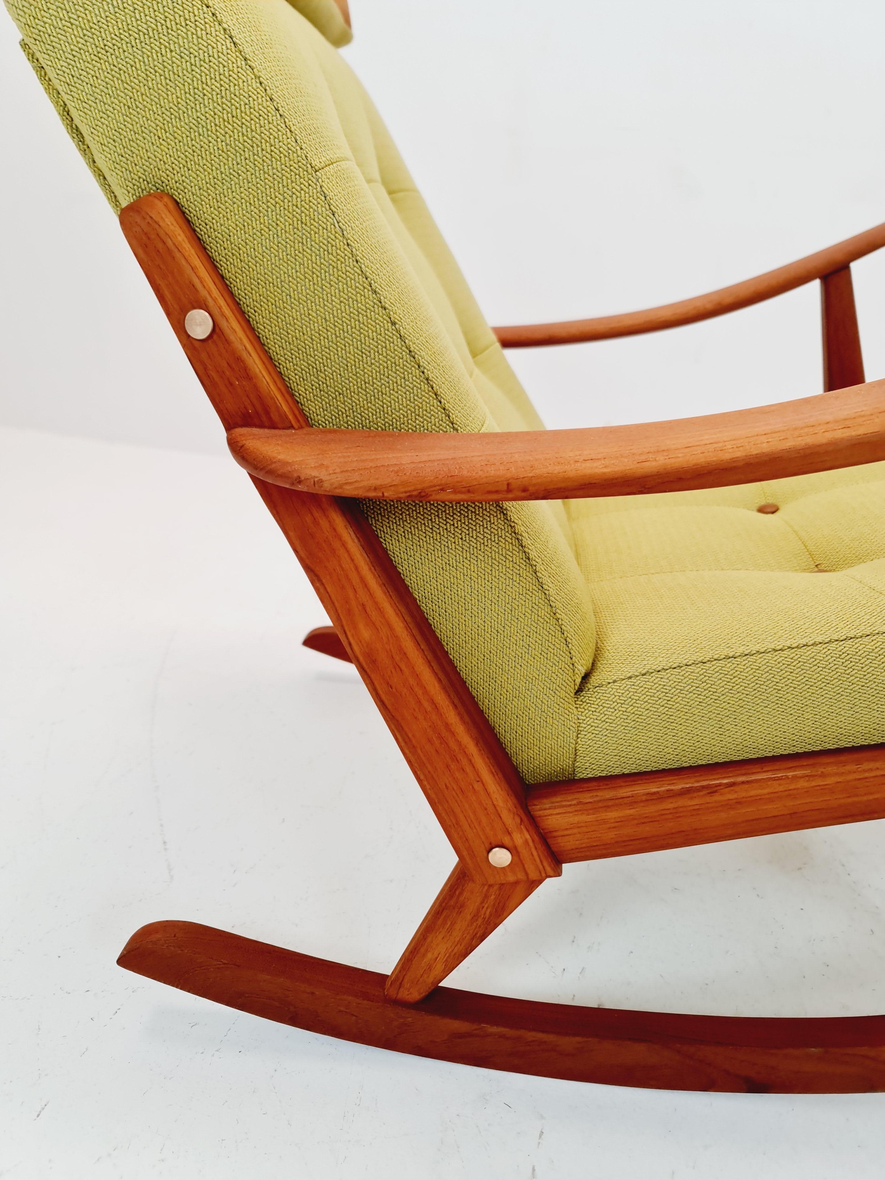 Sedia a dondolo scandinava di metà secolo in teak massiccio, anni '60 in vendita 4
