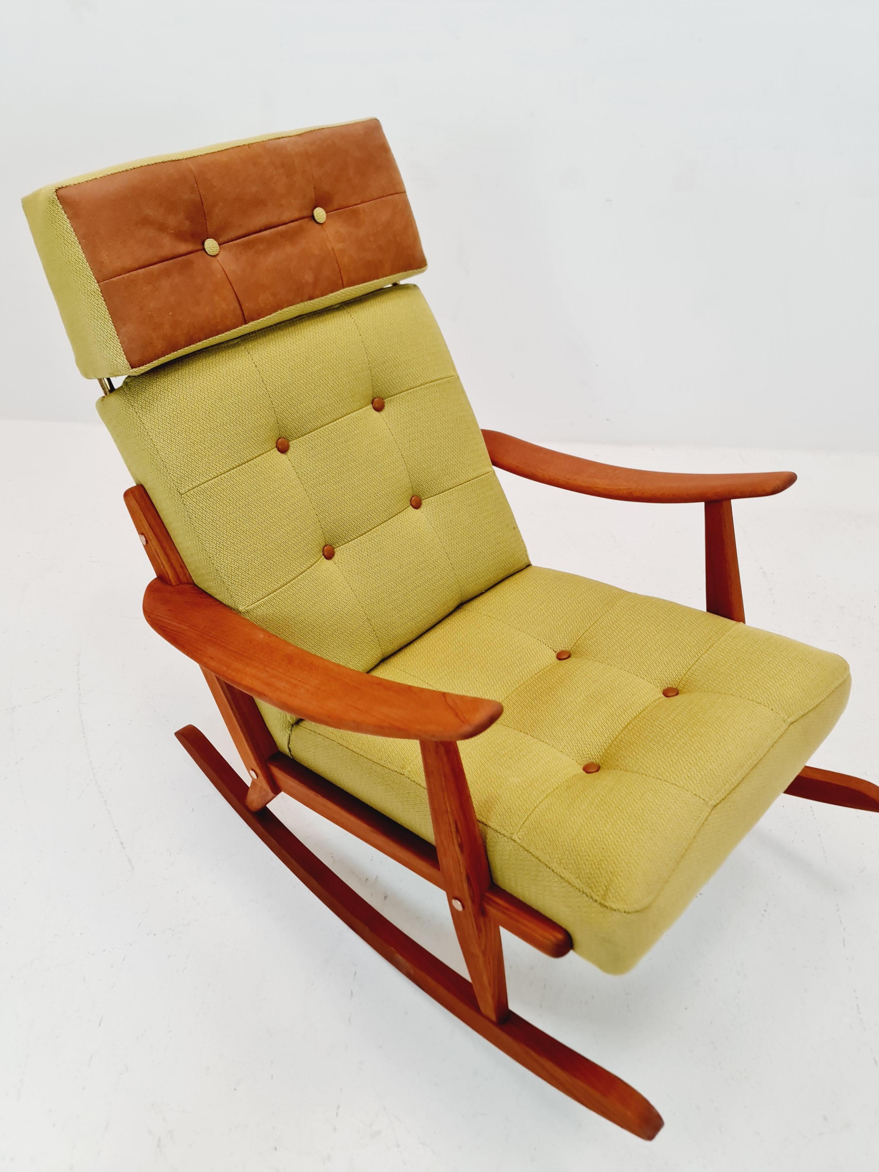 Sedia a dondolo scandinava di metà secolo in teak massiccio, anni '60 in vendita 5