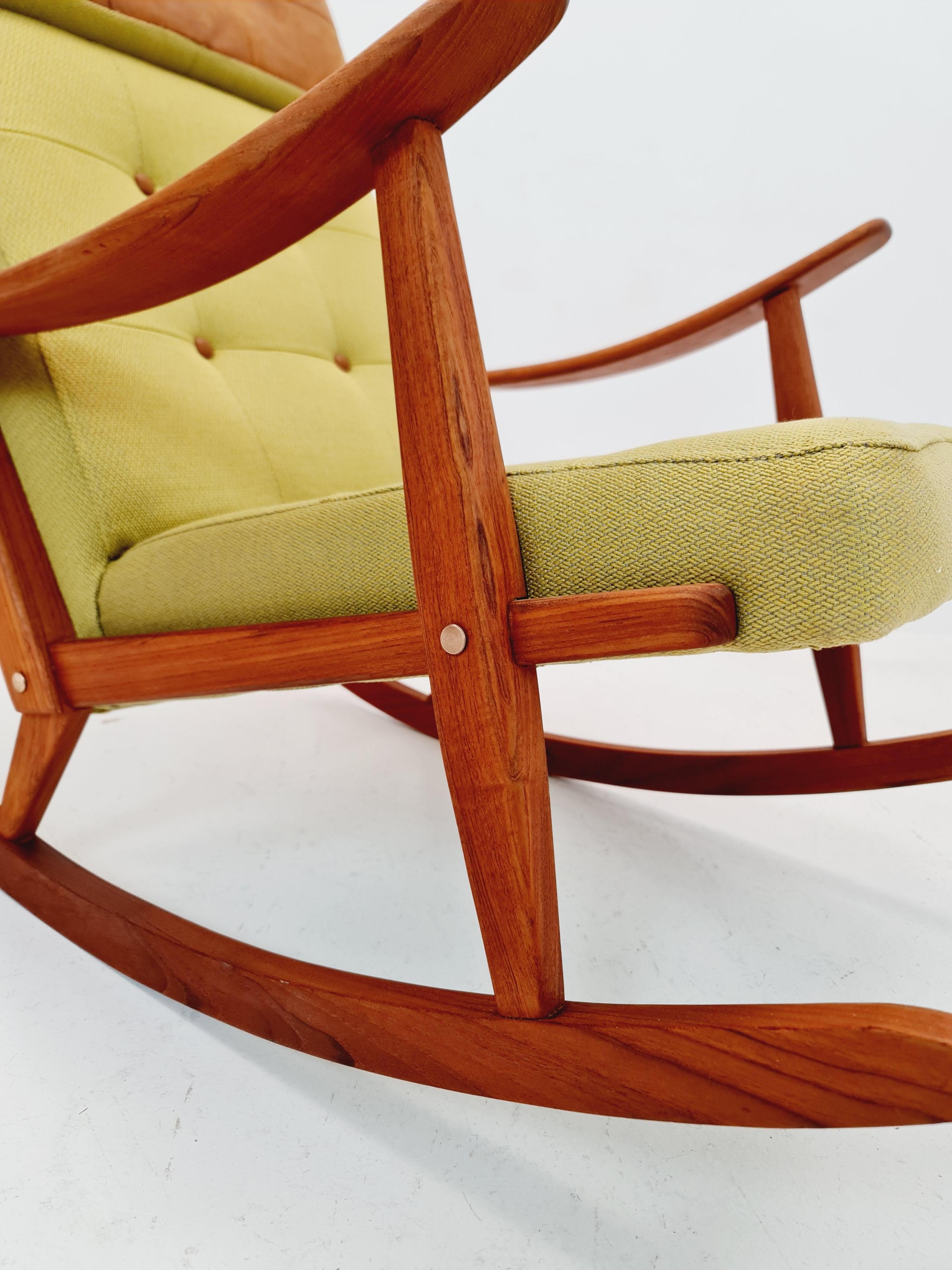 Sedia a dondolo scandinava di metà secolo in teak massiccio, anni '60 in vendita 6