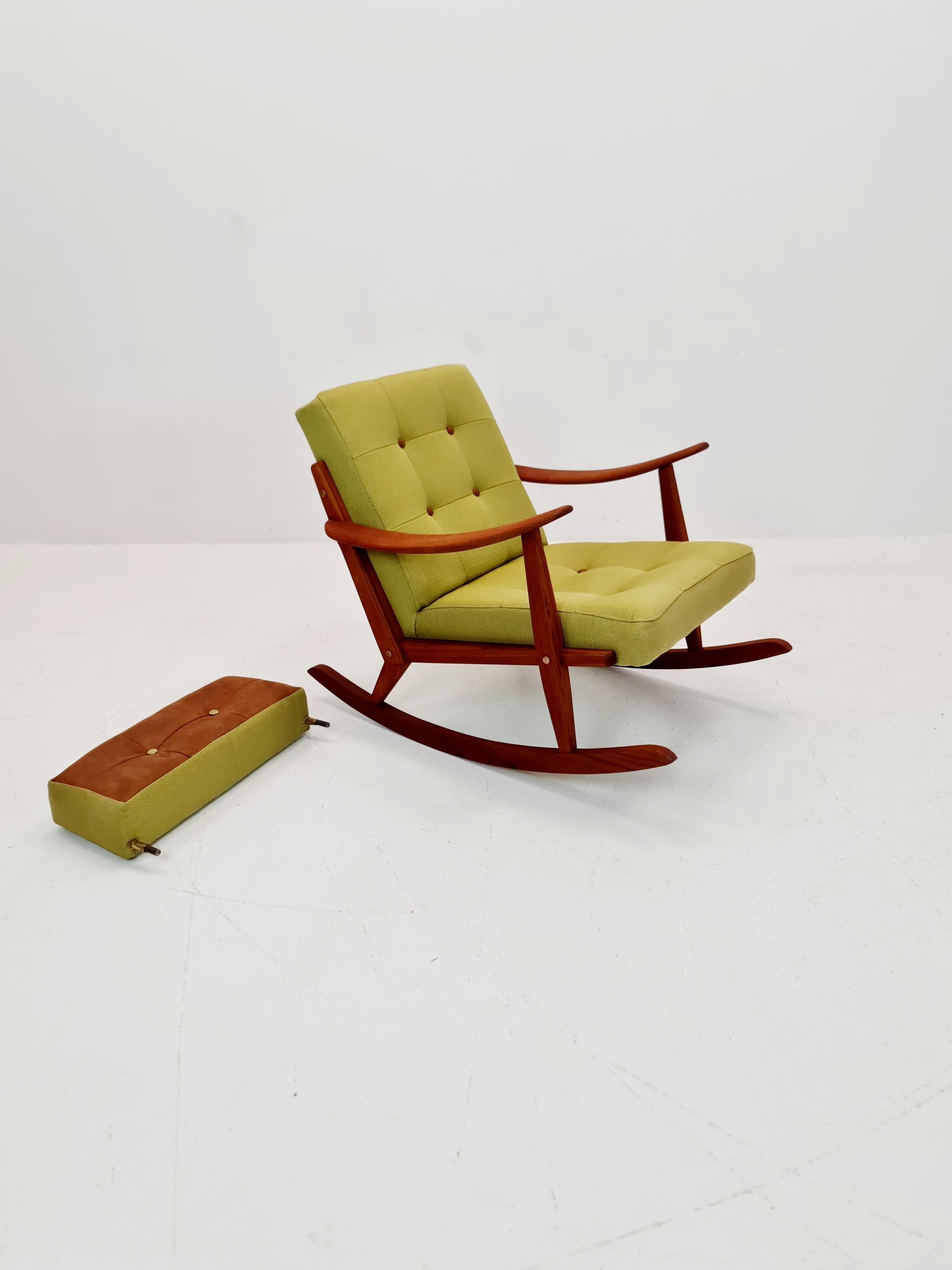 Sedia a dondolo scandinava di metà secolo in teak massiccio, anni '60 in vendita 7