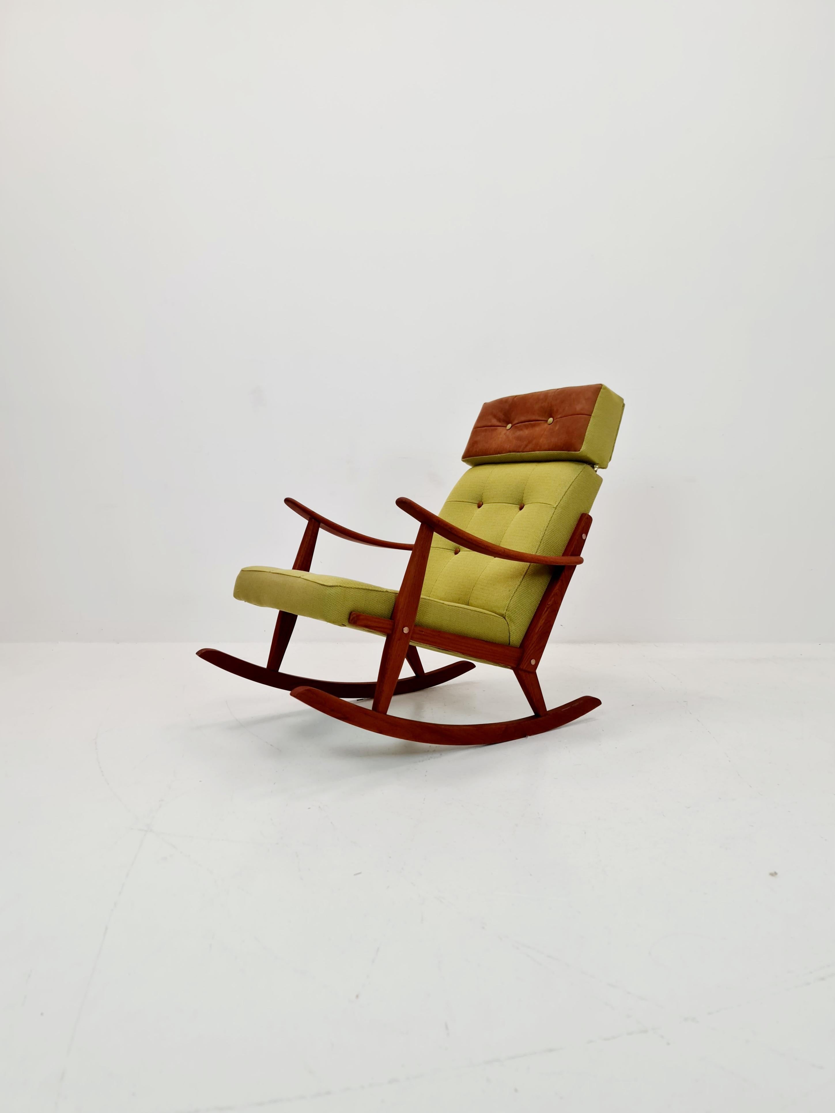 Sedia a dondolo scandinava di metà secolo in teak massiccio, anni '60

Prodotto in Danimarca 
Dimensioni:
H: 88 cm s.h.: 45 cm 
W: 70   cm  
D: 92   cm D.S. :56 cm 
È in ottime condizioni. Tuttavia, come per tutti gli articoli vintage, è lecito