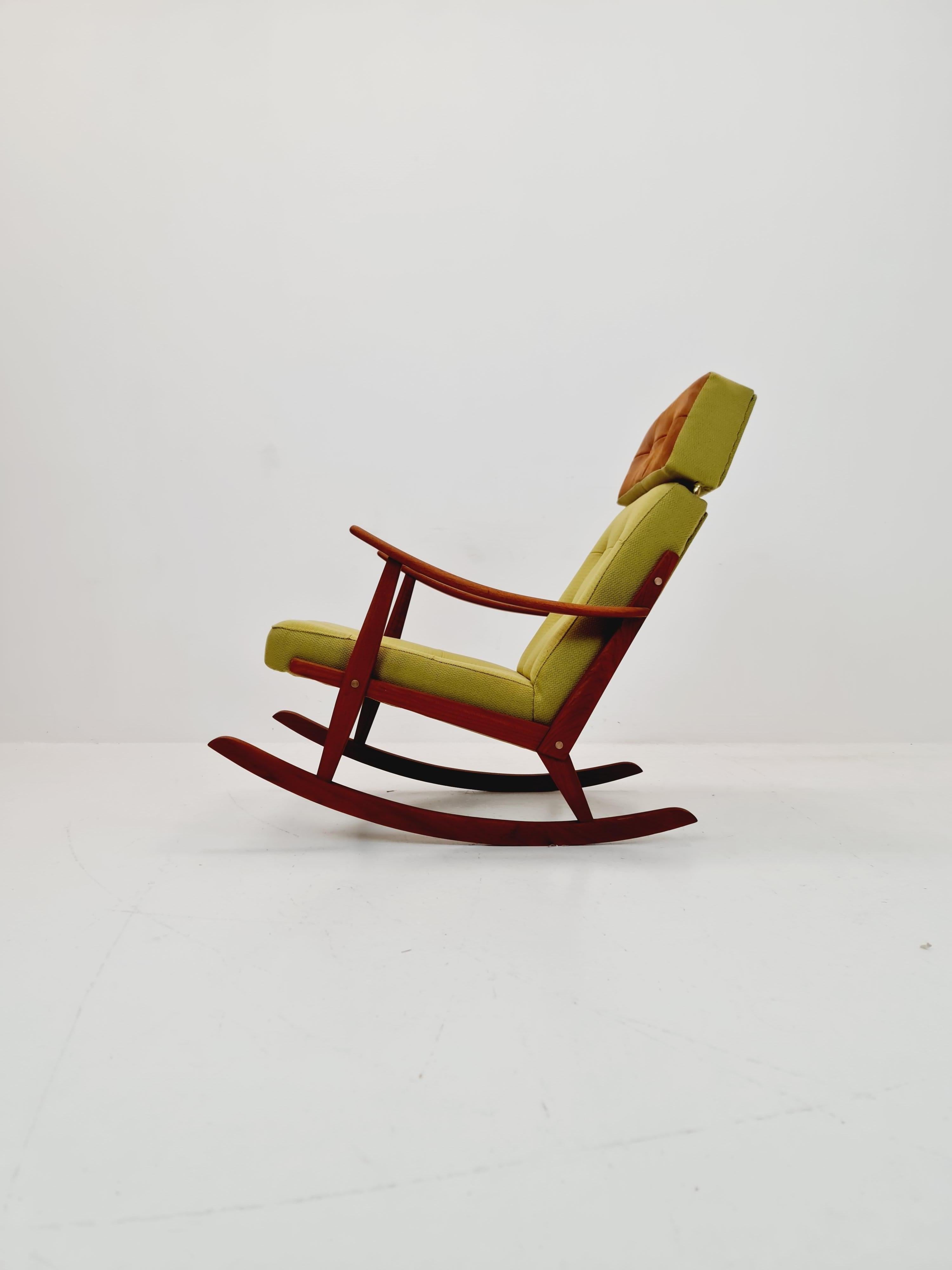 Mid-Century moderno Sedia a dondolo scandinava di metà secolo in teak massiccio, anni '60 in vendita