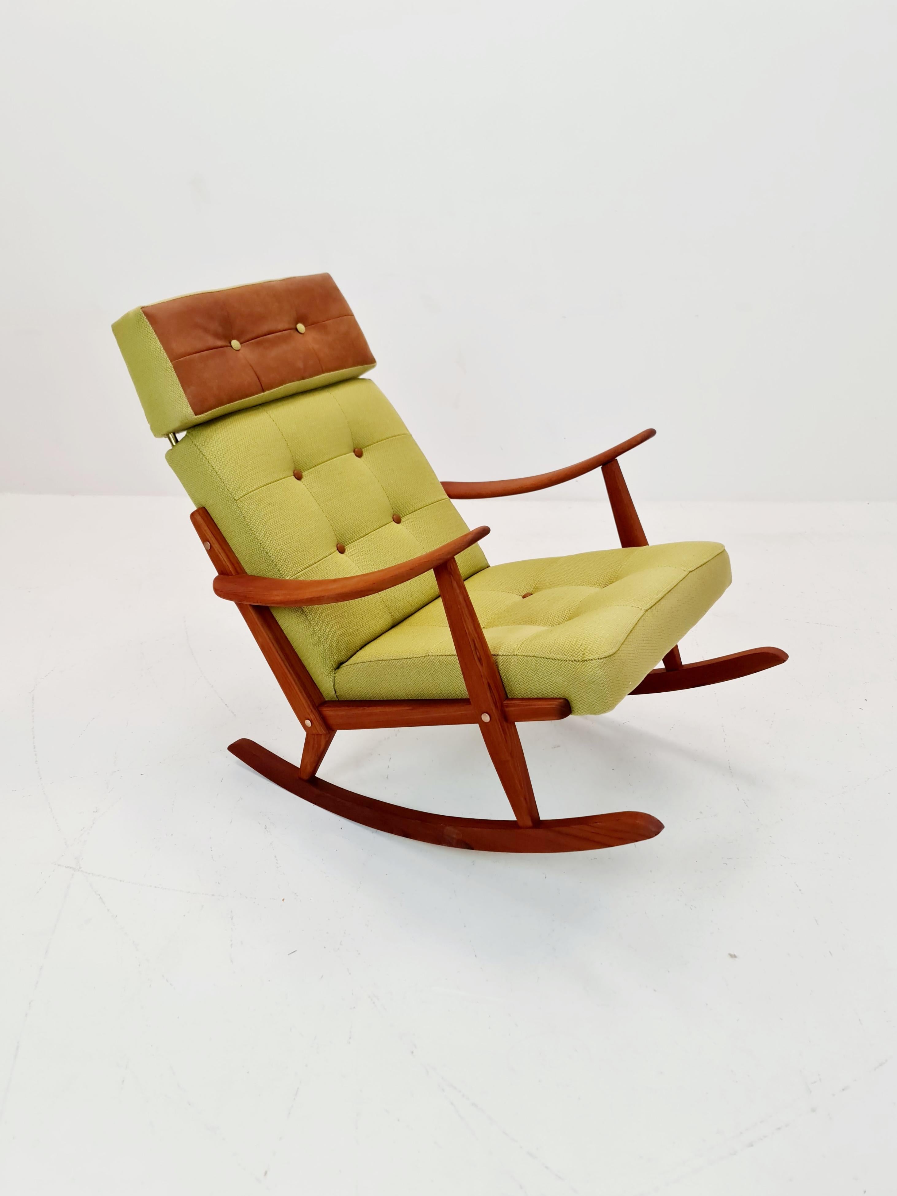 Sedia a dondolo scandinava di metà secolo in teak massiccio, anni '60 In condizioni buone in vendita a Gaggenau, DE