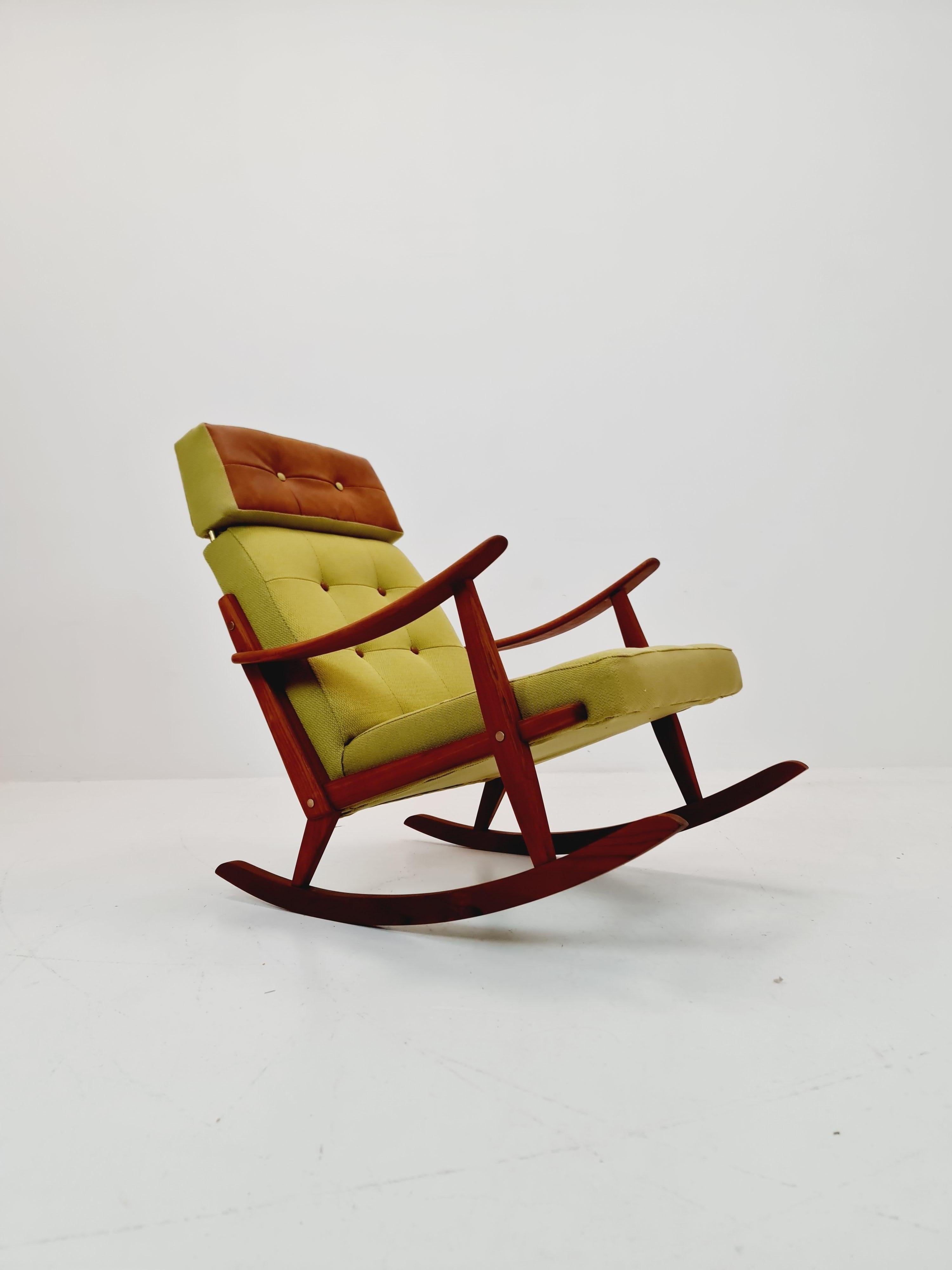 Metà XX secolo Sedia a dondolo scandinava di metà secolo in teak massiccio, anni '60 in vendita