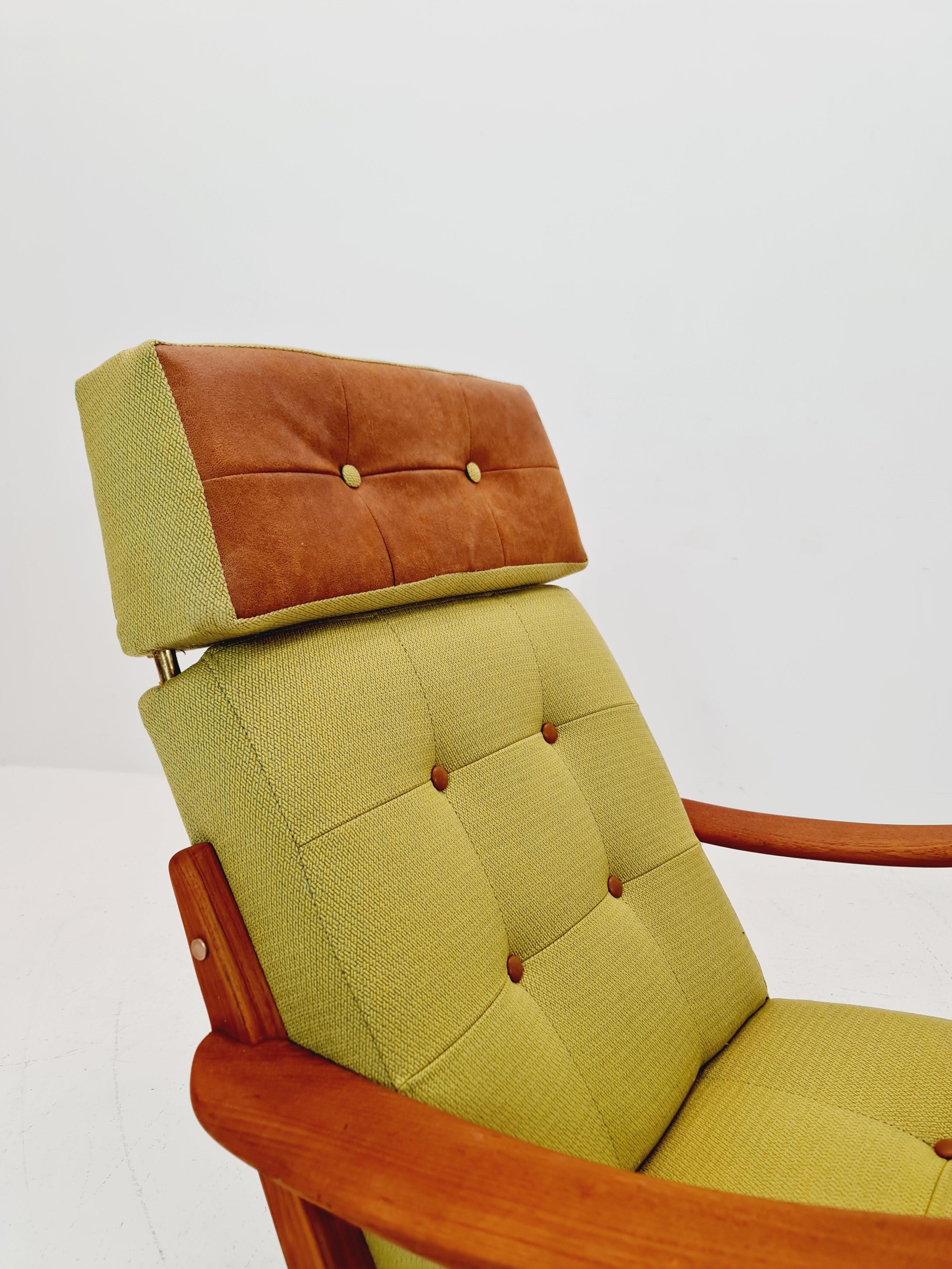 Pelle Sedia a dondolo scandinava di metà secolo in teak massiccio, anni '60 in vendita