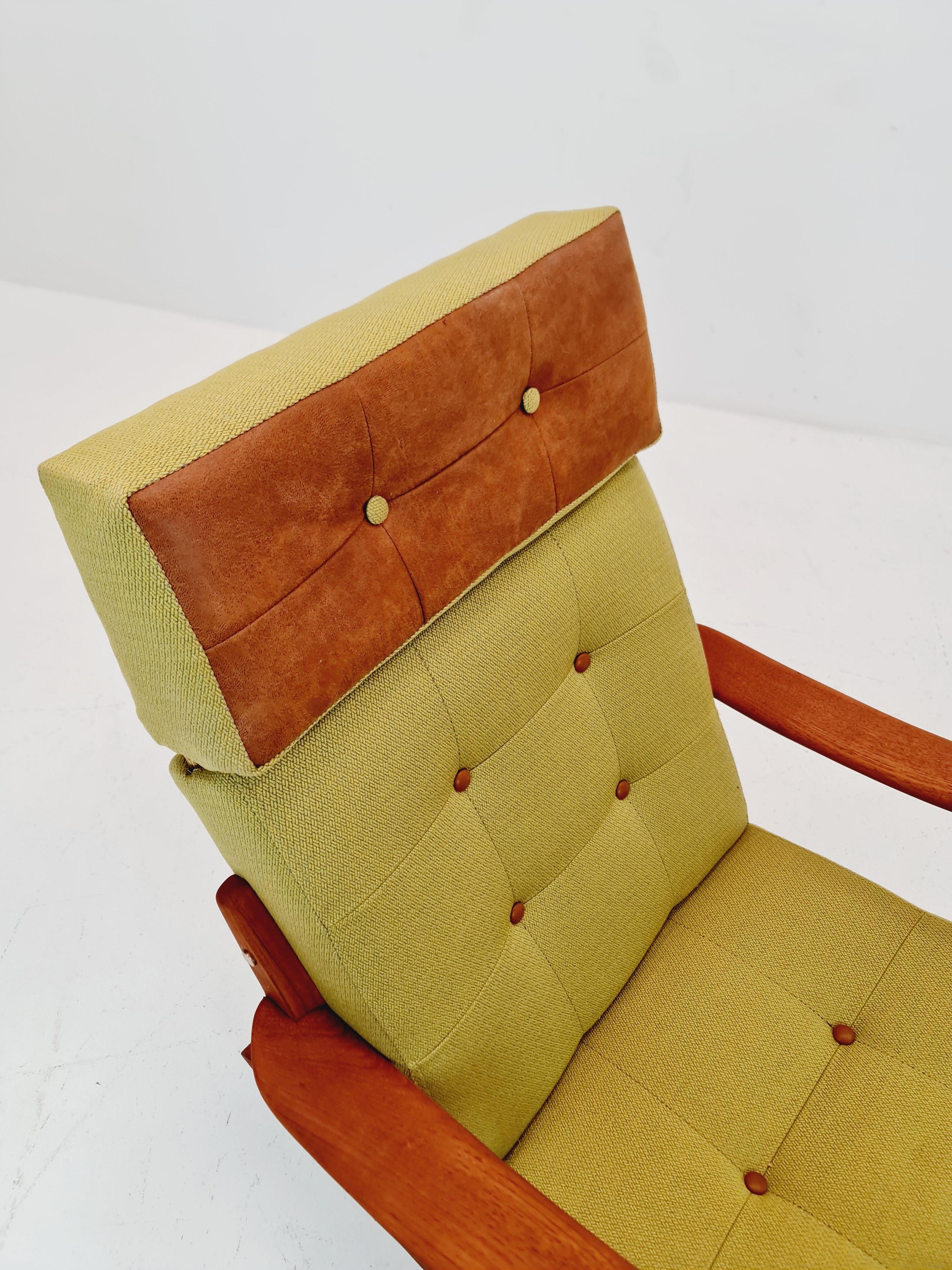 Sedia a dondolo scandinava di metà secolo in teak massiccio, anni '60 in vendita 1
