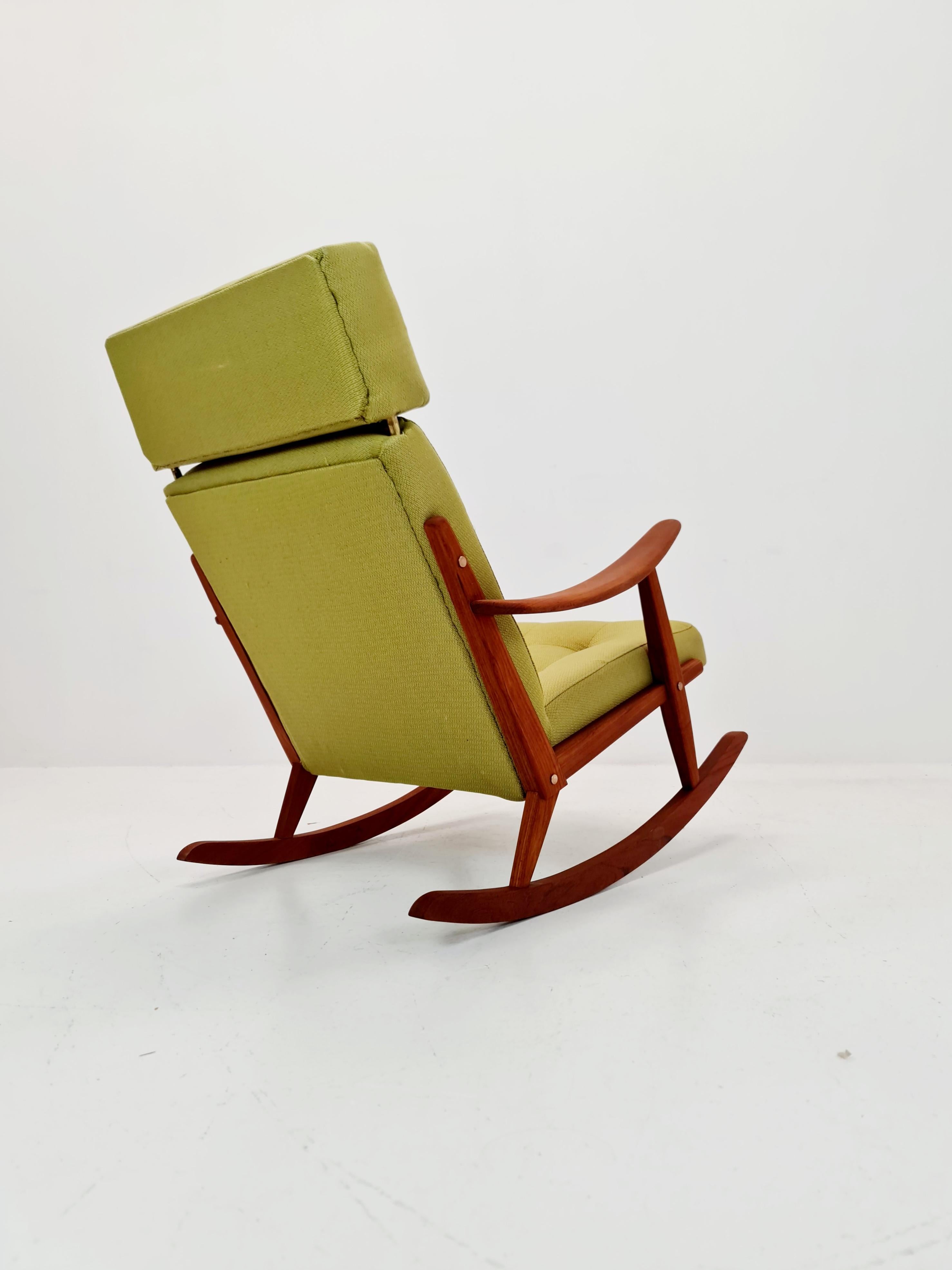 Sedia a dondolo scandinava di metà secolo in teak massiccio, anni '60 in vendita 2