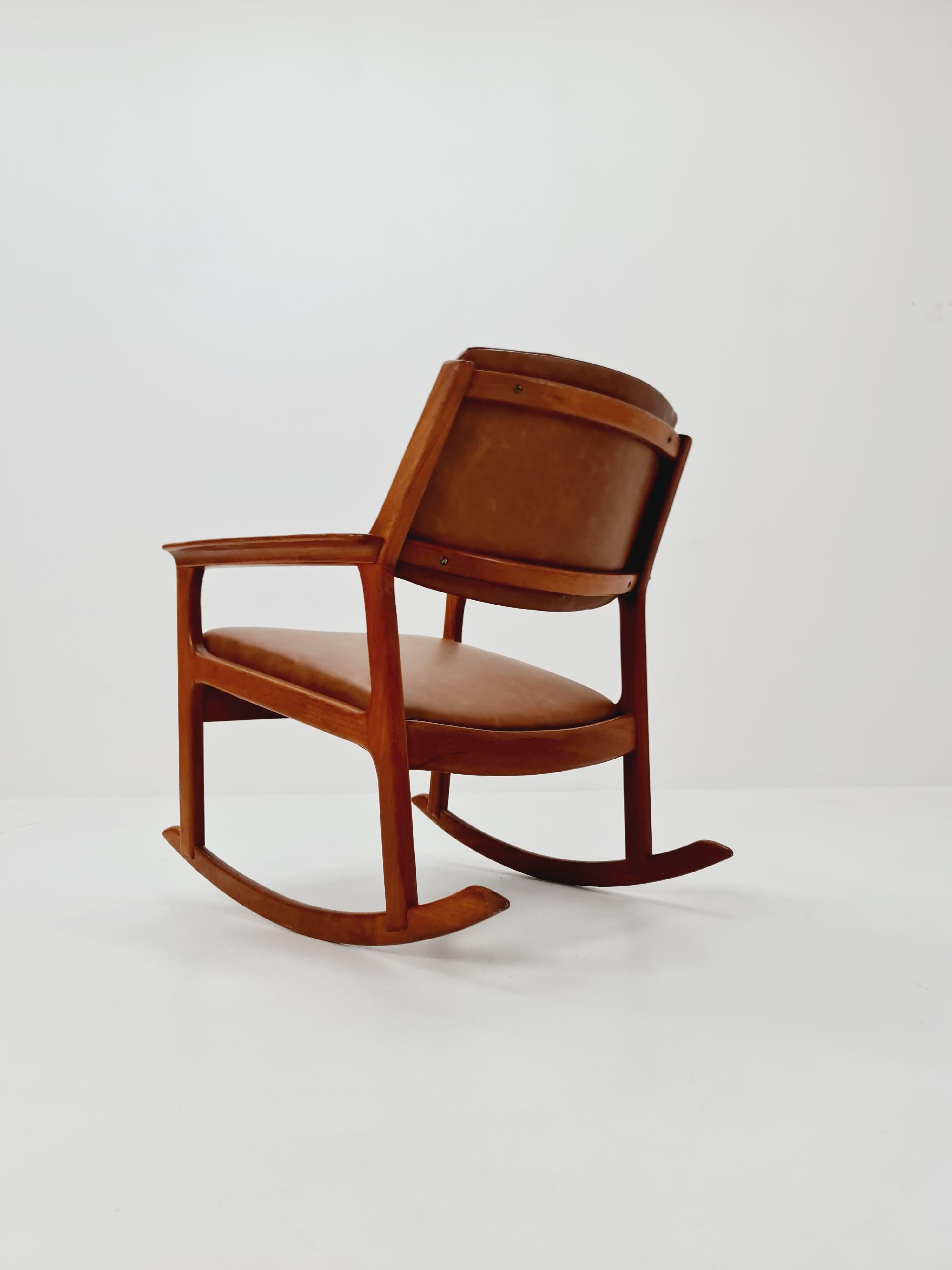 Rocking Chair en teck massif scandinave du milieu du siècle par Bröderna Andersson, 1960s 4
