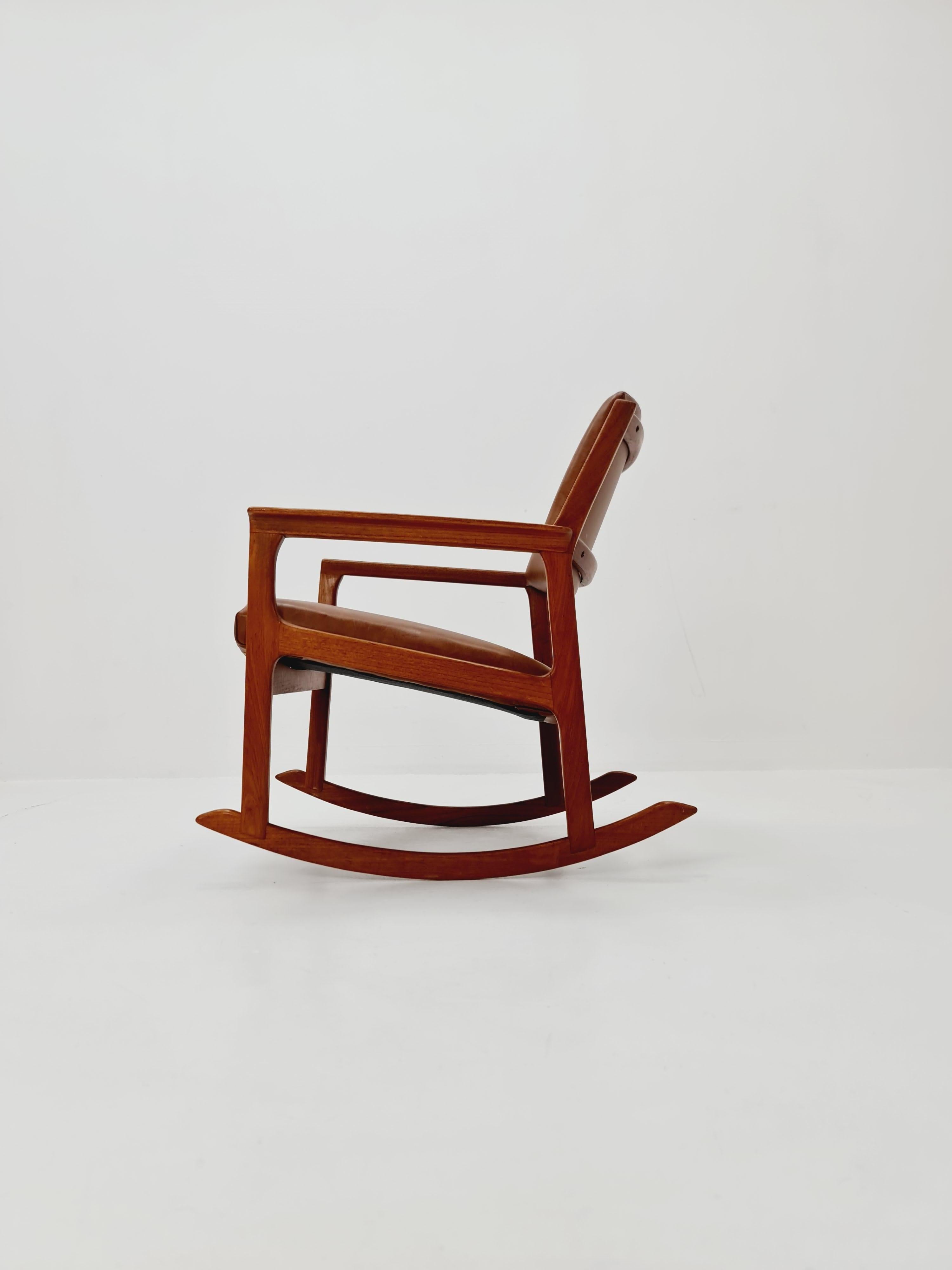 Chaise à bascule en teck massif scandinave du milieu du siècle par Inge Andersson, 1960s

Fabriqué en Suède 

Designer : Inge Andersson pour Bröderna Andersson

Excellent état

Dimensions :
H : 76cm
W : 67  cm 
D : 77  cm

Une caisse en bois peut
