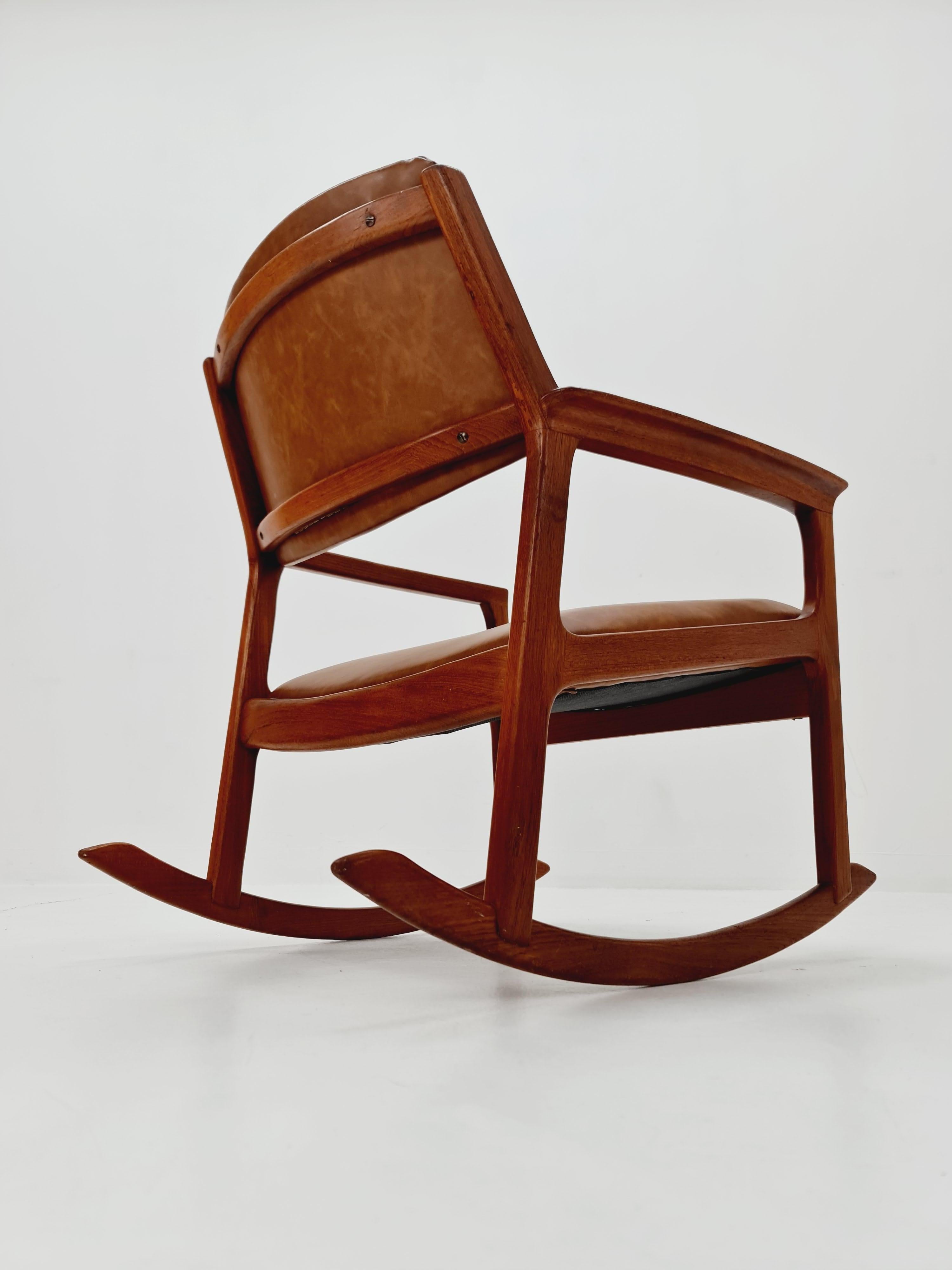 Rocking Chair en teck massif scandinave du milieu du siècle par Bröderna Andersson, 1960s Bon état à Gaggenau, DE