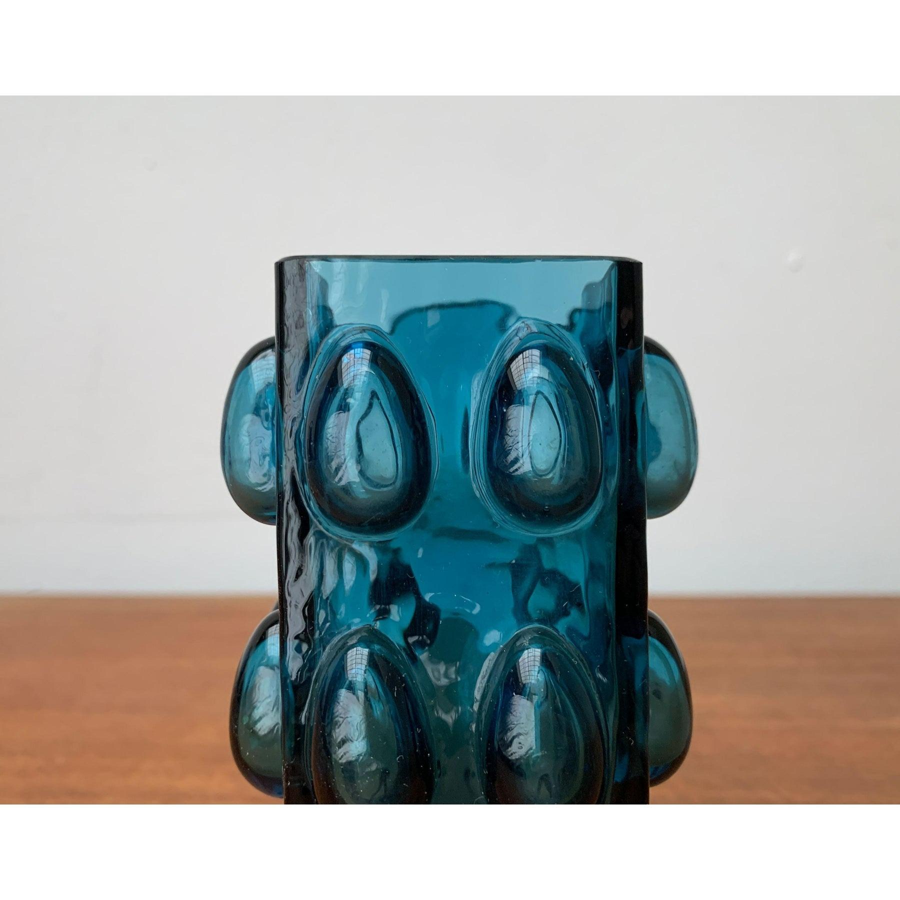 Vaso in vetro a bolle d'aria della metà del secolo scorso di Wilhelm Braun Feldweg per Hirschberg, anni '60. Dispongo di prove ufficiali di autenticità come cataloghi d'epoca, registri di stilisti o altre fonti bibliografiche e mi assumo la piena