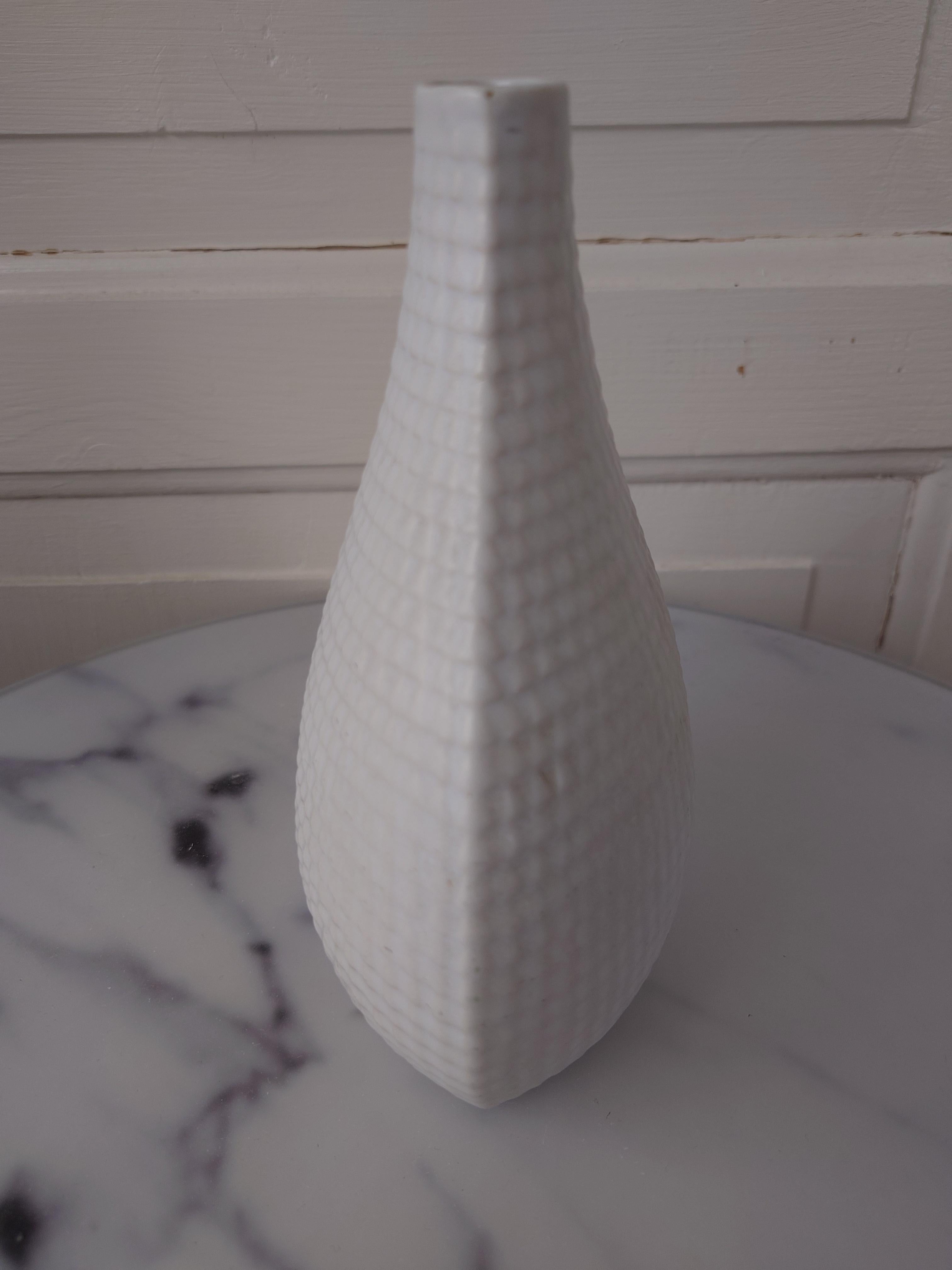 Svedese Vaso scandinavo di metà secolo Stig Lindberg Reptil bianco opaco in vendita