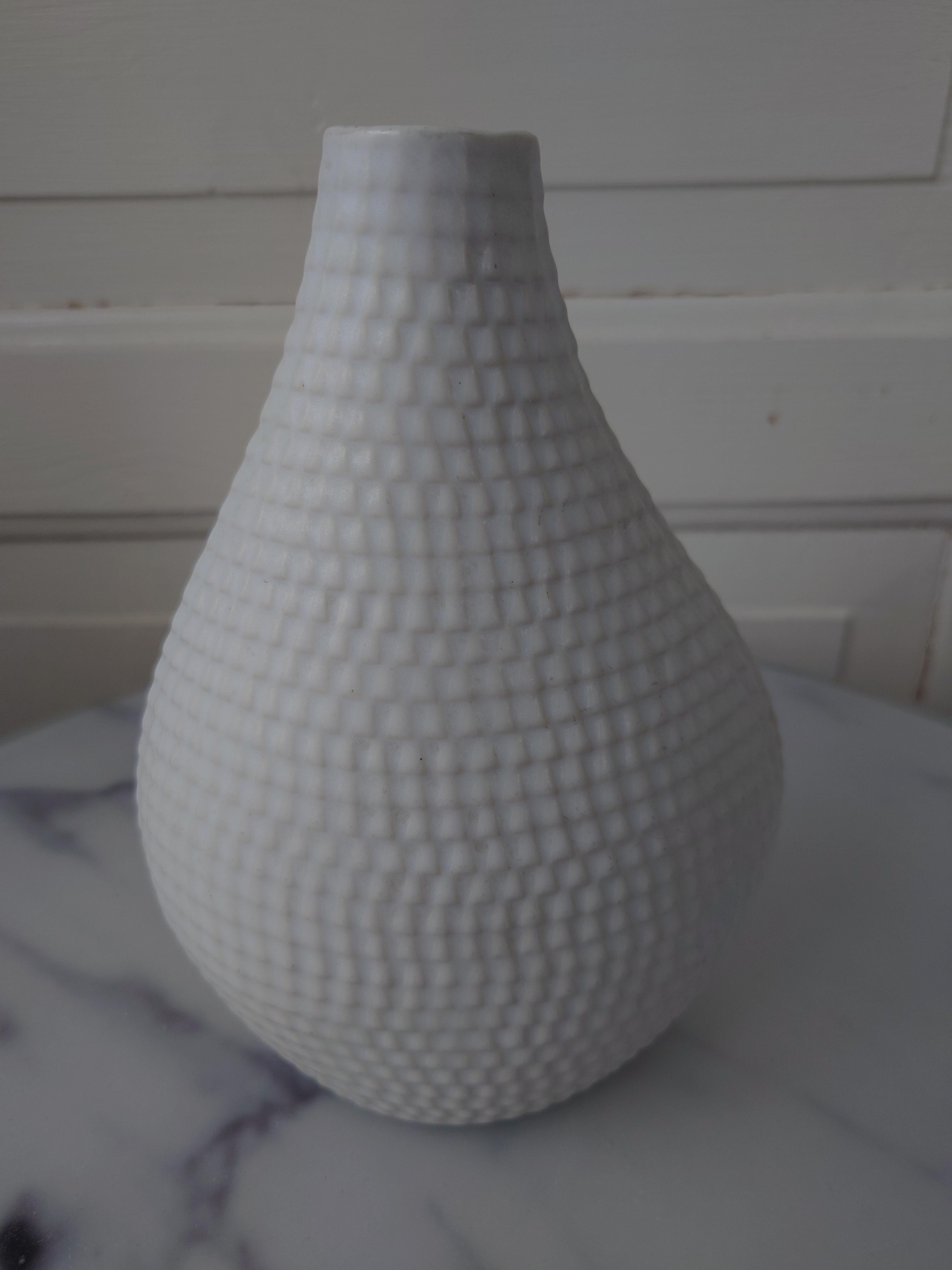 Metà XX secolo Vaso scandinavo di metà secolo Stig Lindberg Reptil bianco opaco in vendita