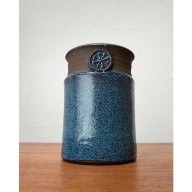 Vaso in Studio Pottery scandinavo di metà secolo con ornamento a forma di sigillo, anni '60 in vendita 5