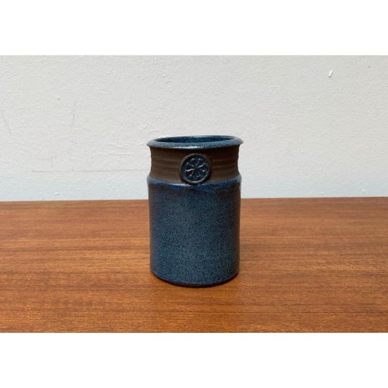 Vaso in Studio Pottery scandinavo di metà secolo con ornamento a forma di sigillo, anni '60 in vendita 6