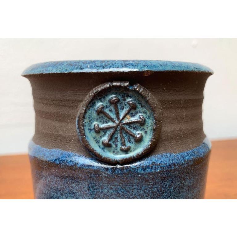 Vaso in Studio Pottery scandinavo di metà secolo con ornamento a sigillo, anni '60, in ottime condizioni. Progettato dal 1960 al 1969.

Informazioni aggiuntive:
Materiali: Ceramica
Colore: blu
Stili: Medioevo Moderno
Tipo di articolo: Vintage,