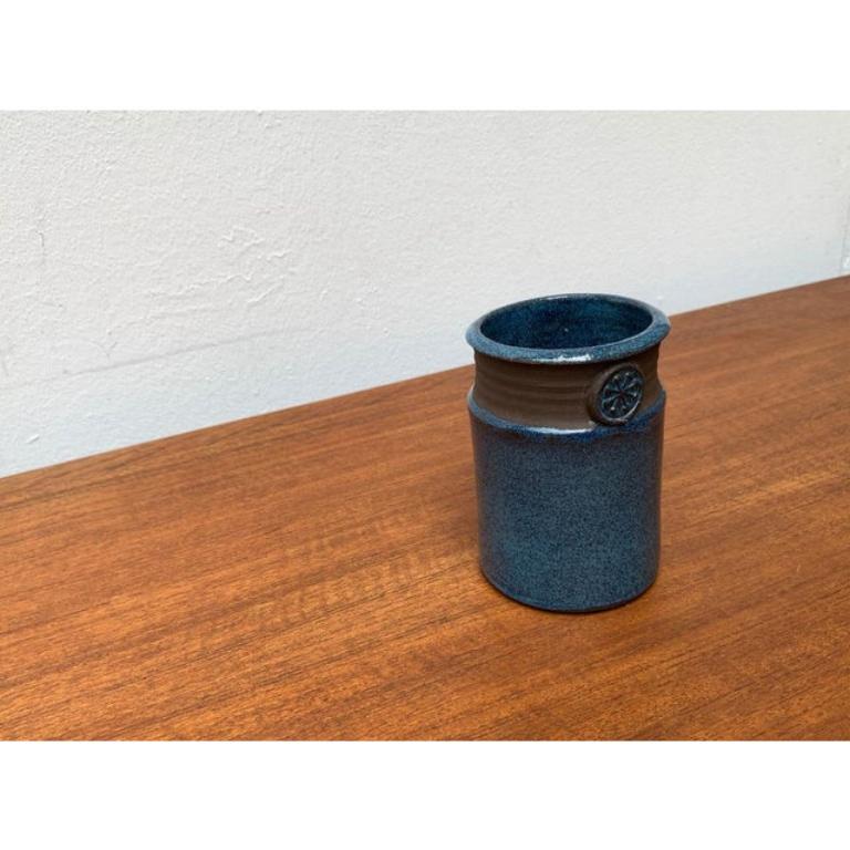 Mid-Century moderno Vaso in Studio Pottery scandinavo di metà secolo con ornamento a forma di sigillo, anni '60 in vendita