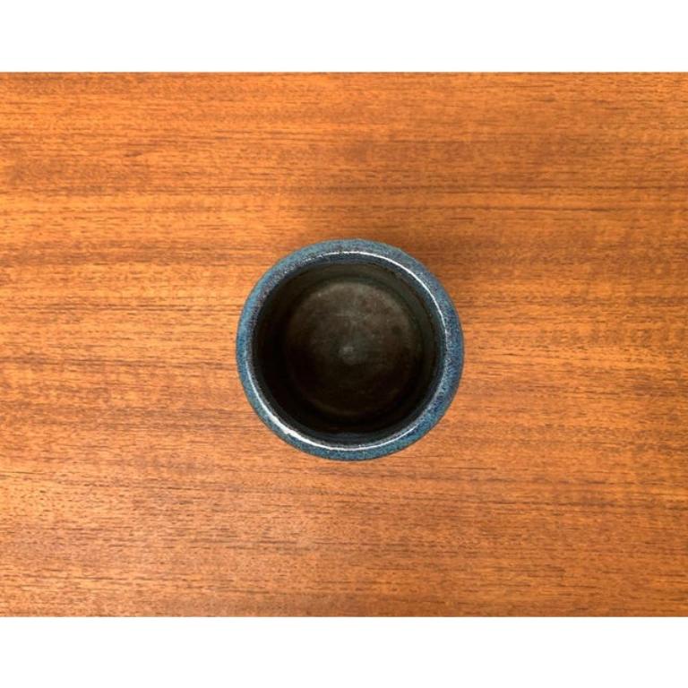 Vaso in Studio Pottery scandinavo di metà secolo con ornamento a forma di sigillo, anni '60 In condizioni ottime in vendita a Hamburg, DE