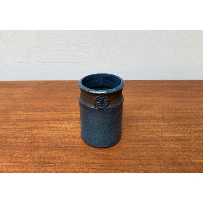 XX secolo Vaso in Studio Pottery scandinavo di metà secolo con ornamento a forma di sigillo, anni '60 in vendita