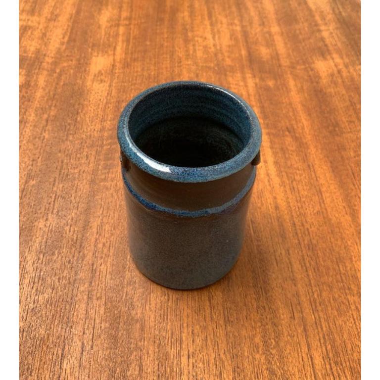 Ceramica Vaso in Studio Pottery scandinavo di metà secolo con ornamento a forma di sigillo, anni '60 in vendita