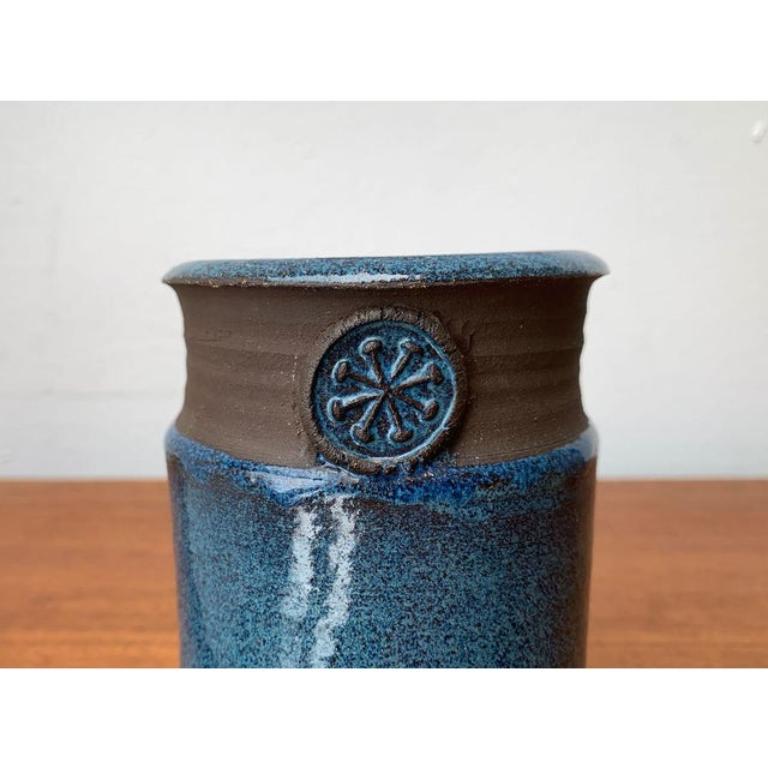 Vaso in Studio Pottery scandinavo di metà secolo con ornamento a forma di sigillo, anni '60 in vendita 2